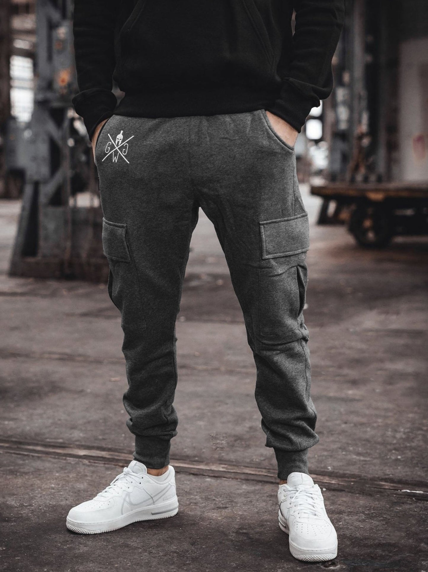 Gym Generation Herren Cargo Trainerhose in Dunkelgrau, mit weichem Fleece gefüttert für angenehmes Tragegefühl und optimale Bewegungsfreiheit