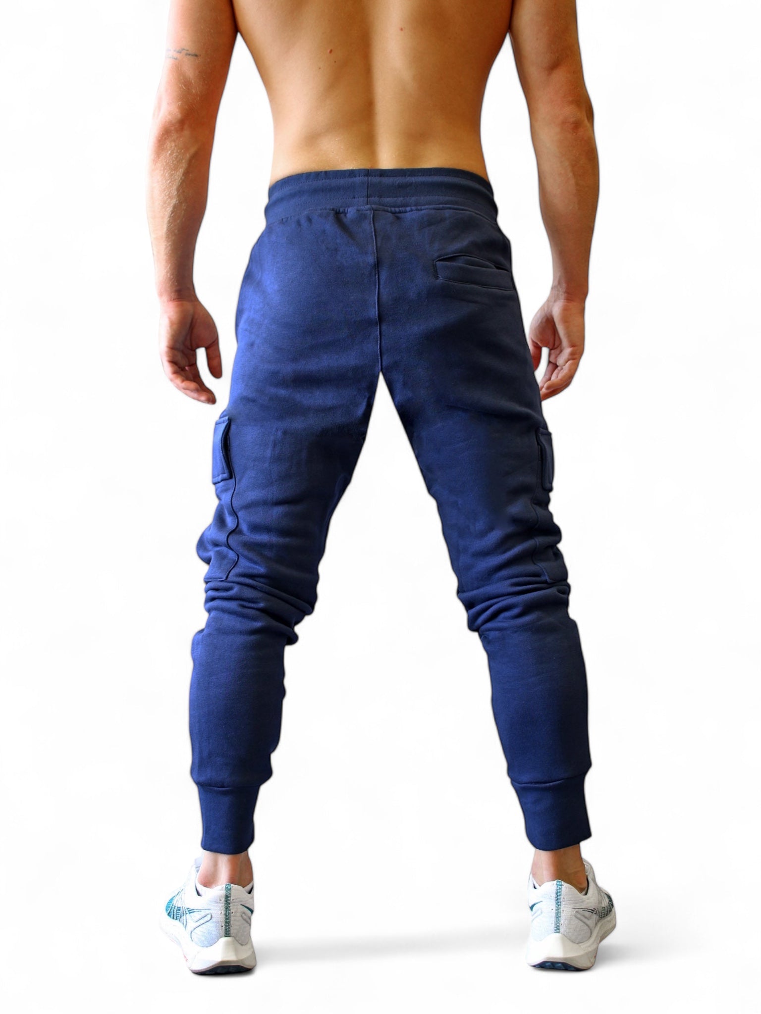 Vielseitige Navy Cargo Gym Pants von Gym Generation, ideal für Gym, Joggen oder Freizeit, kombinierbar mit verschiedenen Outfits.