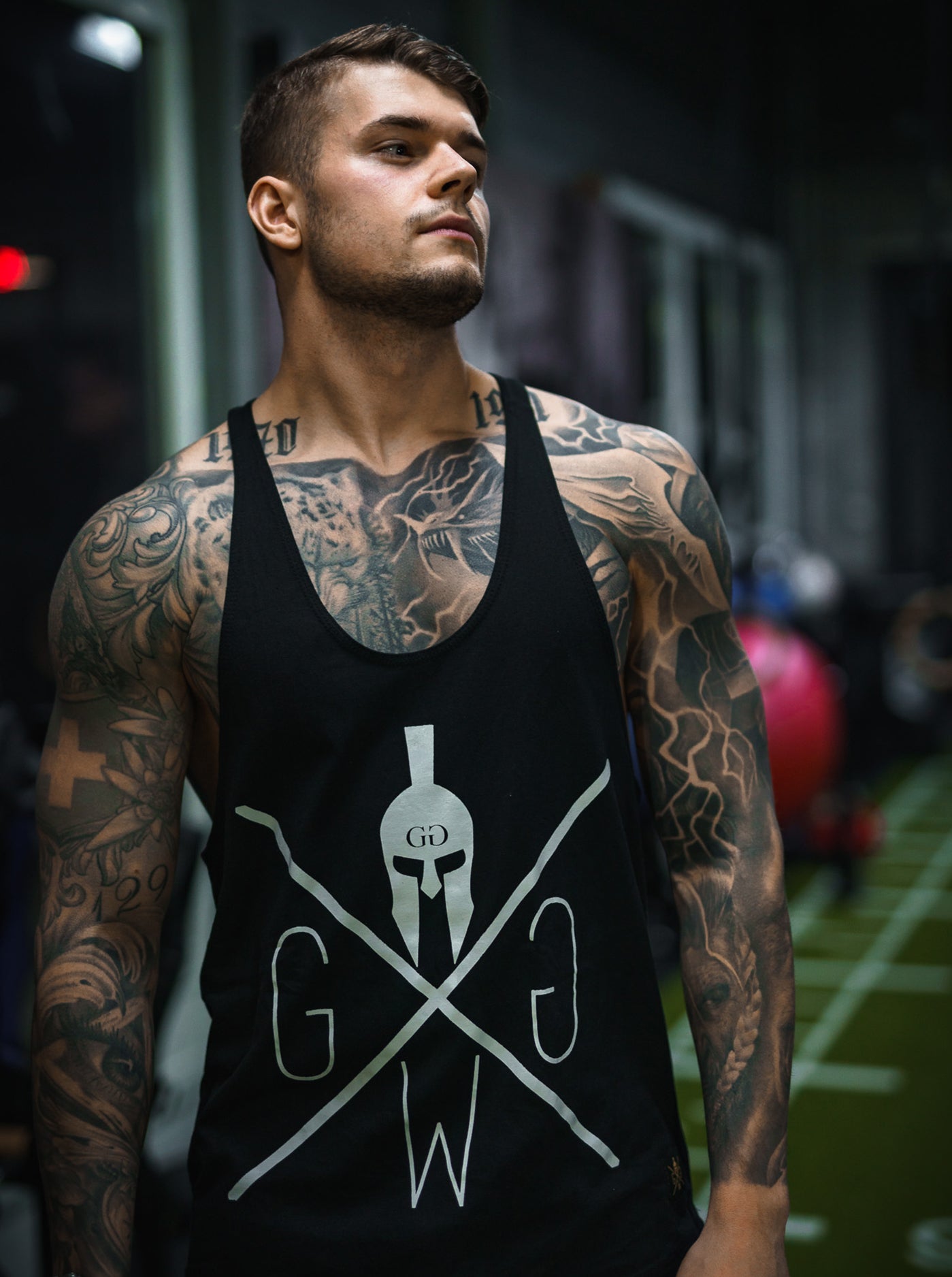 Gym Generation Stringer Tank Top Schwarz – minimalistisches Herren-Tank Top mit ikonischem Spartaner-Logo, perfekt für sportliche Bestleistungen und Streetstyle.