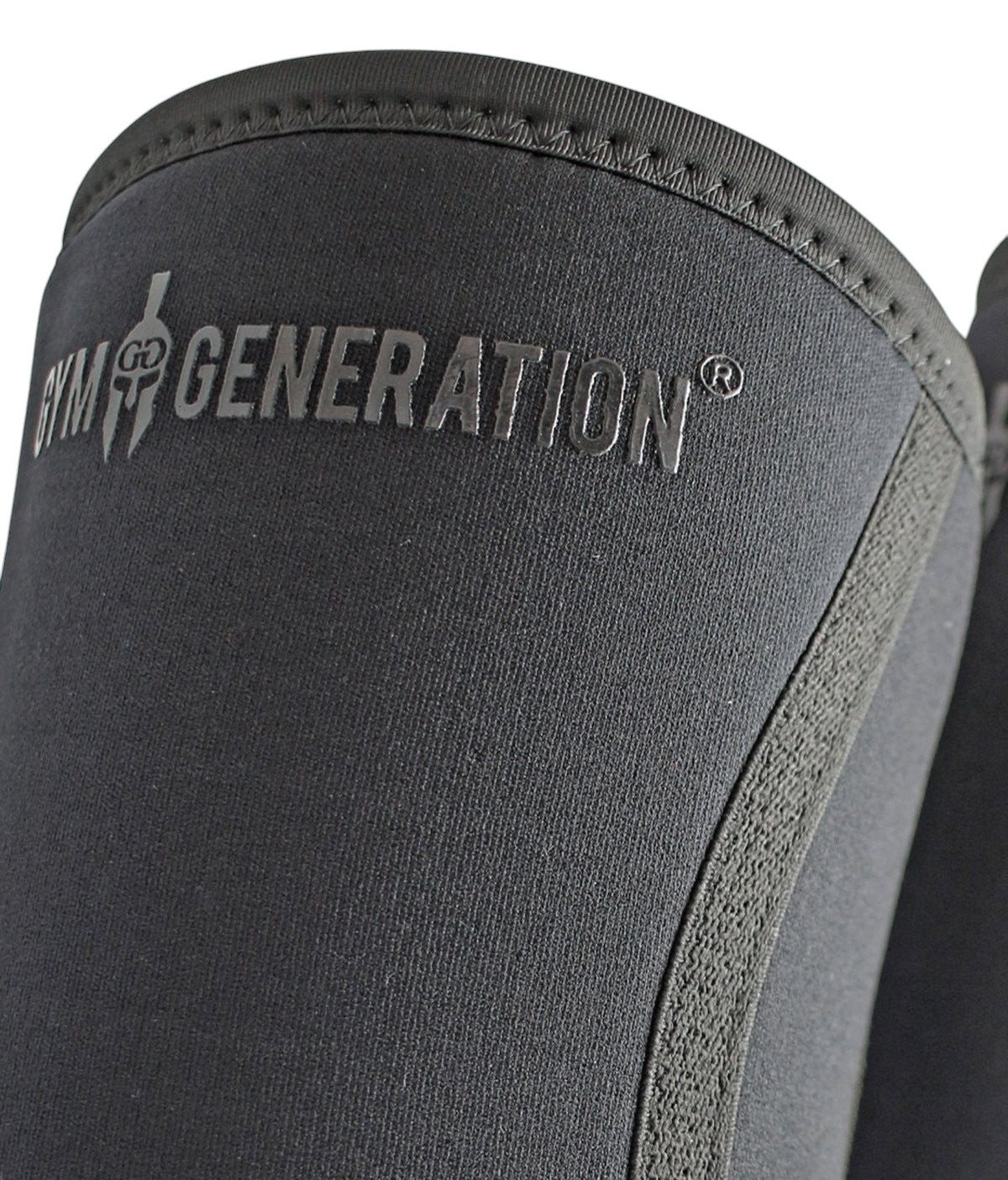 Nahaufnahme der 7mm Neopren Ellenbogenbandage mit Gym Generation Logo in Schwarz auf schwarzem Material