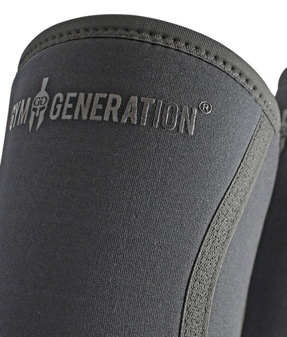 Nahaufnahme der 7mm Neopren Ellenbogenbandage mit Gym Generation Logo in Schwarz auf schwarzem Material