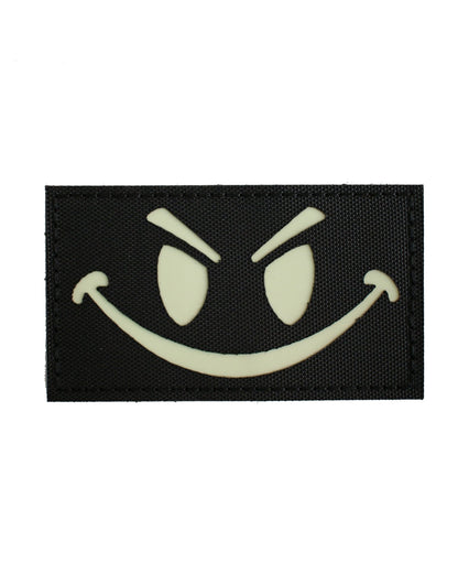 Evil Smiley Patch von Gym Generation – gruseliges Design, das im Dunkeln leuchtet, perfekt für Kleidung, Rucksäcke und Accessoires mit einem düsteren Touch.