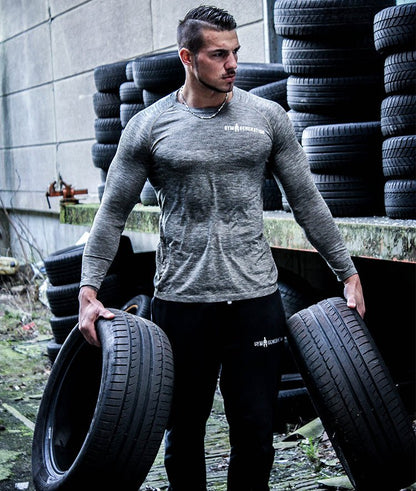 Gym Generation Fitness Funktionsshirt Herren Seamless in Olive, getragen von einem Model in Outdoor-Umgebung, ideal für Fitness, Laufen und Outdoor-Aktivitäten.