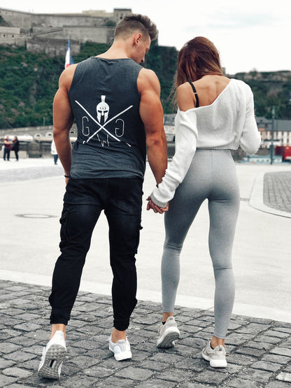 Gerda und Tobi in Gym Generation Kleidung: Das verliebte paar trägt das Gym Generation Tank Top, während die andere Fitness-Leggings trägt.