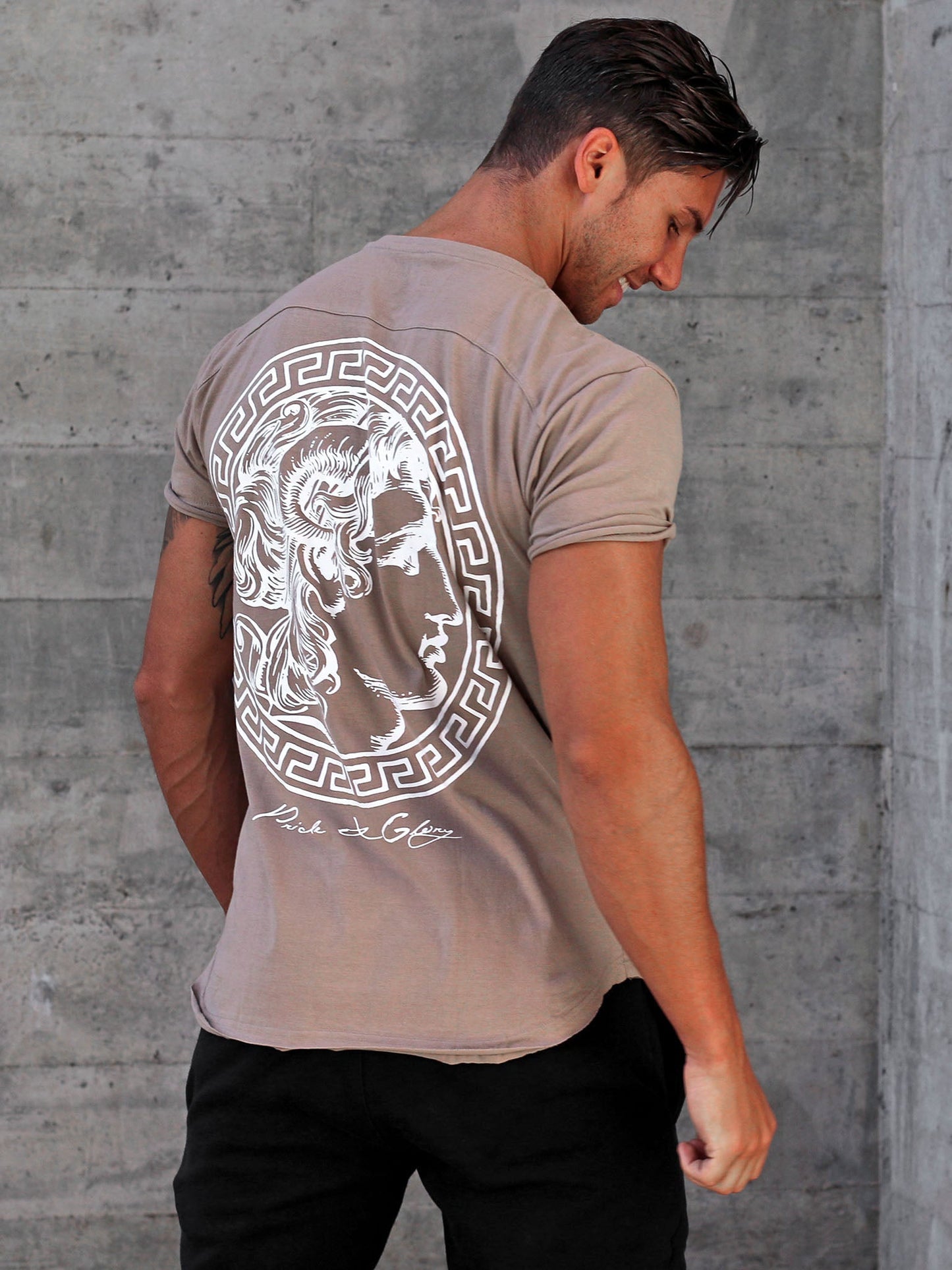 Gym Generation Herren T-Shirt in Beige mit hochwertigem, grossem Print auf der Rückseite – Perfekt für stilvolle Auftritte im Gym und in der Freizeit.