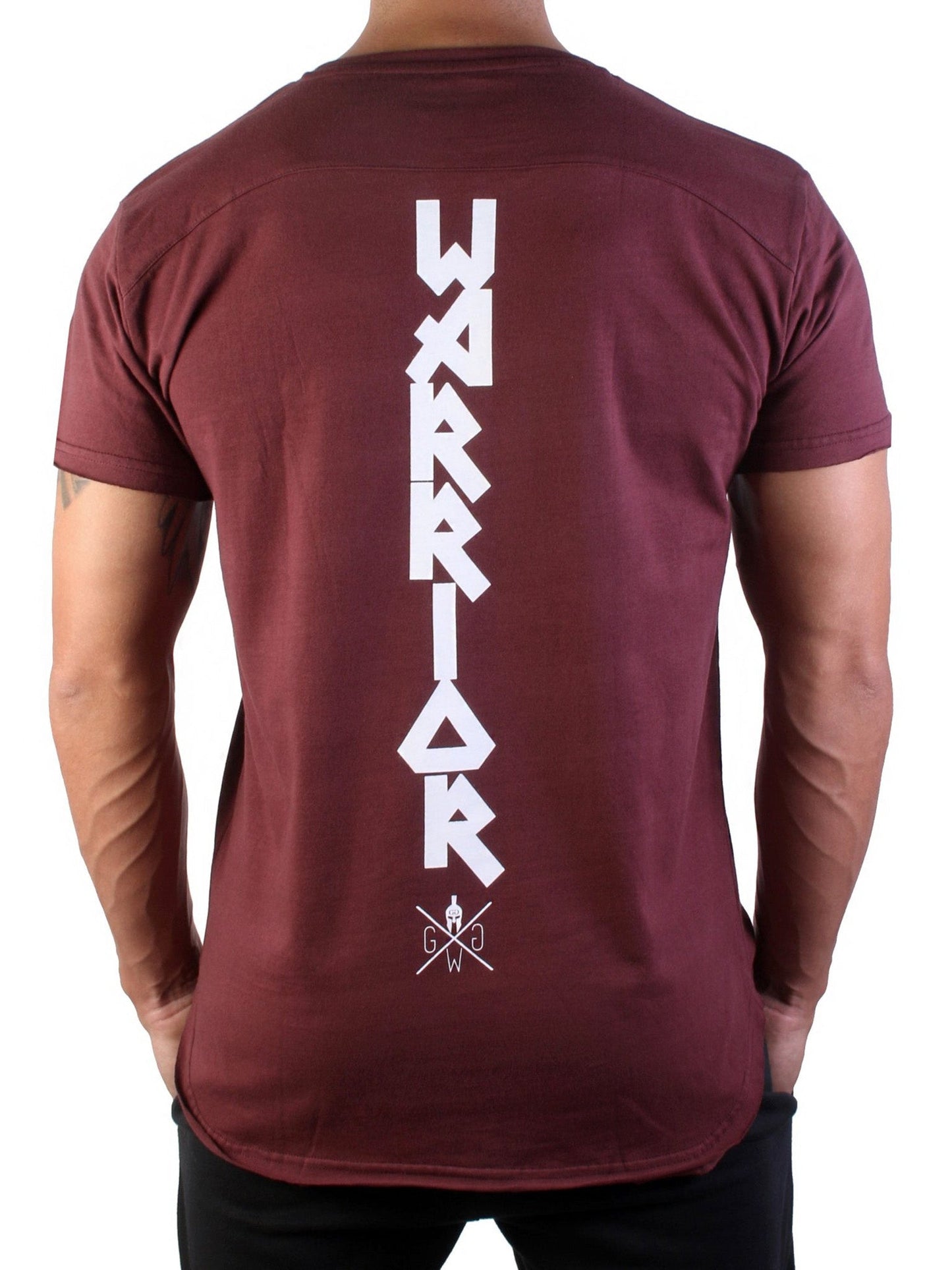 Gym Generation Warrior T-Shirt in Bordeaux Rot mit vertikalem "Warrior"-Print auf dem Rücken – ideal für Fitness und Freizeit.