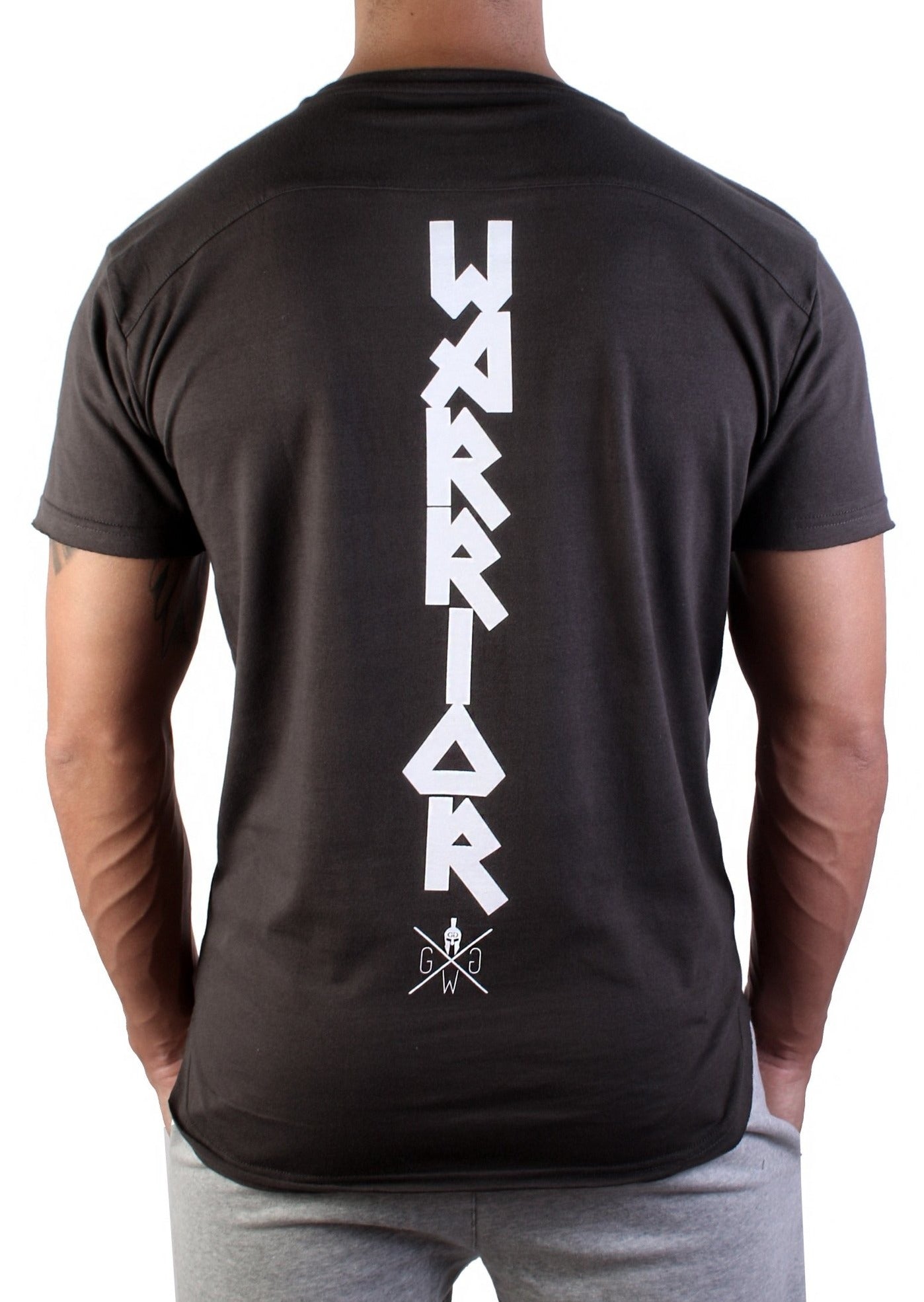 Herren T-Shirt in Dunkelgrau mit vertikalem "Warrior"-Print auf der Rückseite.