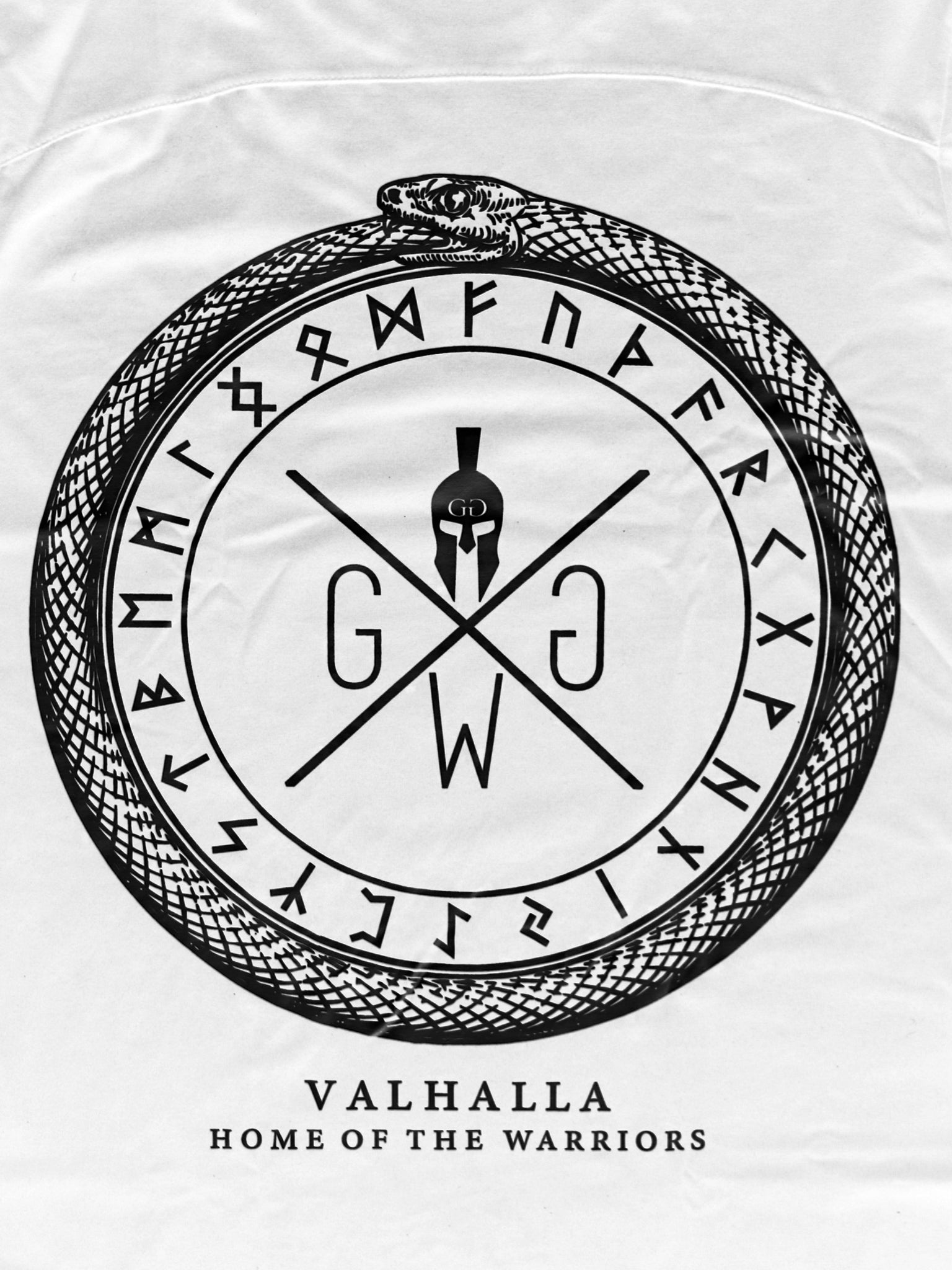 Detailansicht des Wikinger-Designs auf dem Gym Generation T-Shirt. Ein Runenkreis umgibt gekreuzte Spartaner-Symbole mit Helm, kombiniert mit dem Schriftzug "Valhalla - Home of the Warriors". Perfekt für Fans von nordischer Mythologie und Fitnessmode.