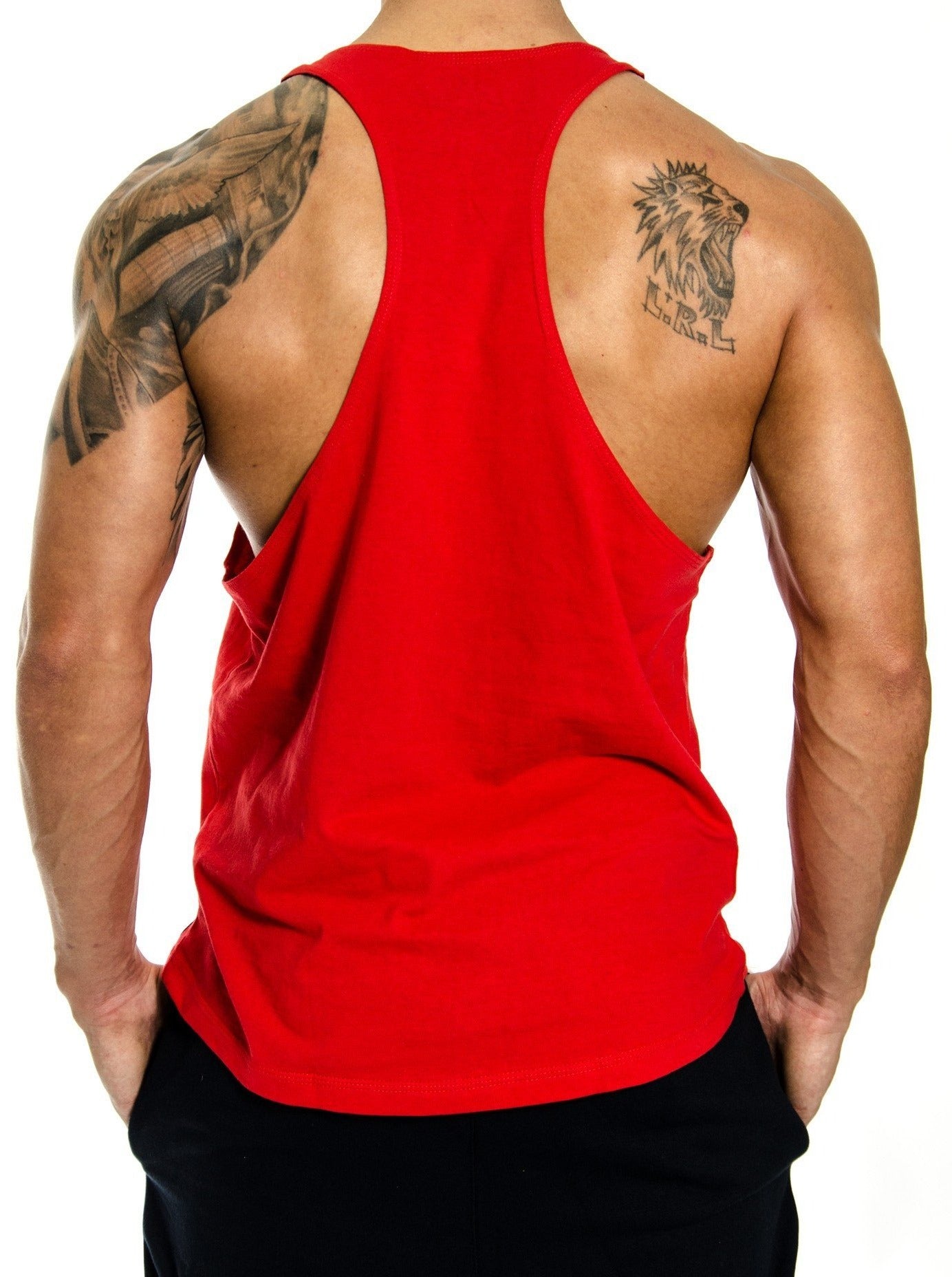 Rotes Stringer Tank Top mit Racerback-Design, ideal für Workouts und Freizeit.