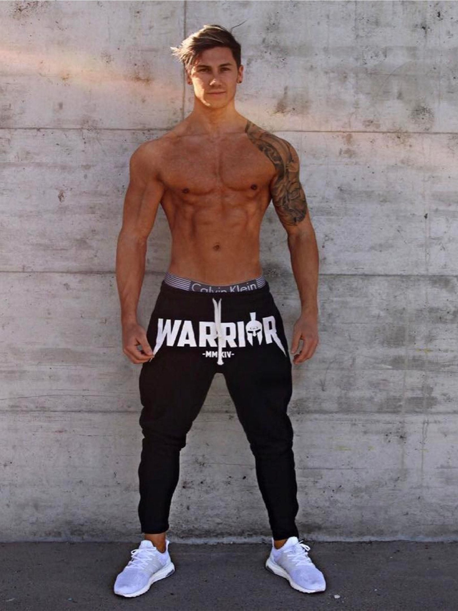 Herren Sporthose mit Warrior Druck von Gym Generation in der Farbe Schwarz. Schwarze Trainerhosen aus Baumwolle.