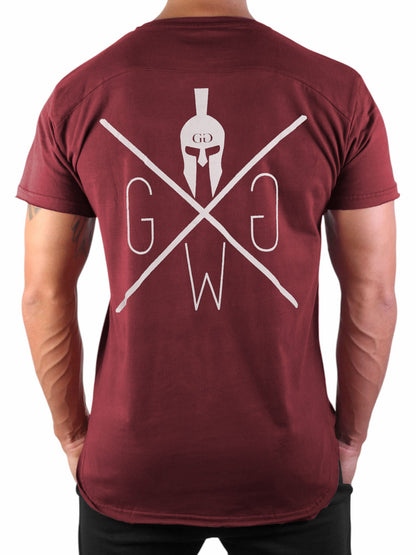 Gym T-Shirt Herren Bordeaux von Gym Generation – Stylisches T-Shirt mit gerollten Ärmeln und abgerundetem Saum, ideal für Training und Freizeit.