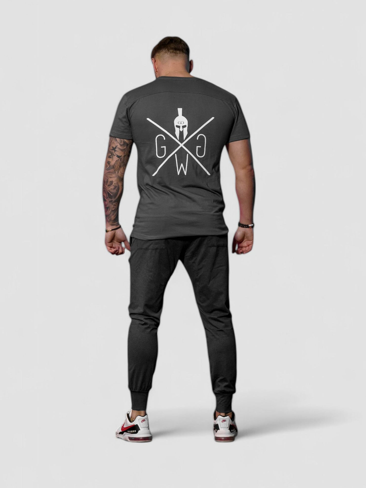 Dunkelgraues Fitness T-Shirt von Gym Generation – zeitloses Herren-Shirt aus atmungsaktivem Material, ideal für Workouts, Outdoor und entspannte Freizeitlooks.