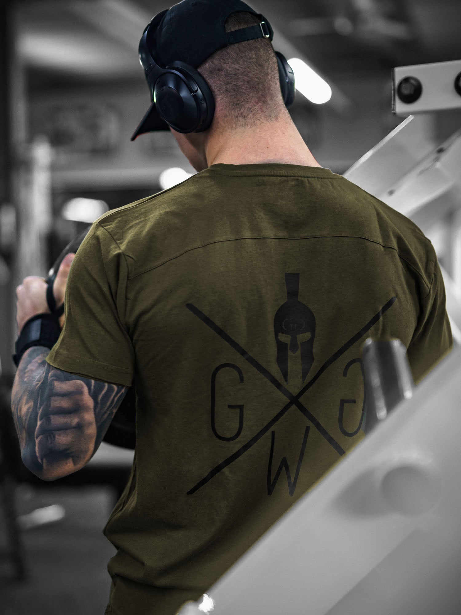 Herren Fitness T-Shirt Olive – Zeitloses und vielseitiges Shirt von Gym Generation, ideal für intensive Workouts und lässige Freizeitlooks.