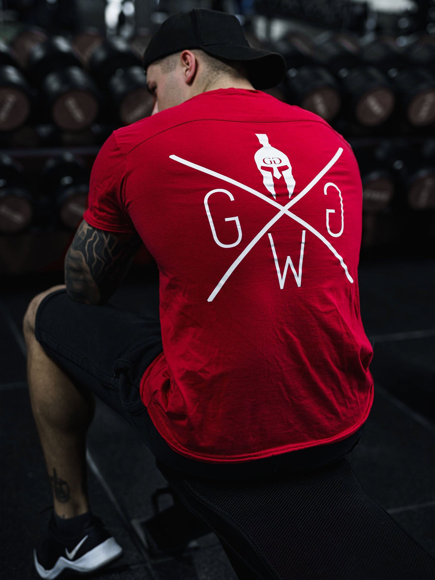 Gym T-Shirt Herren Rot – modernes Shirt mit kräftiger Farbe, weissem Logo und bequemer Passform, ideal für Sport und Freizeitaktivitäten.