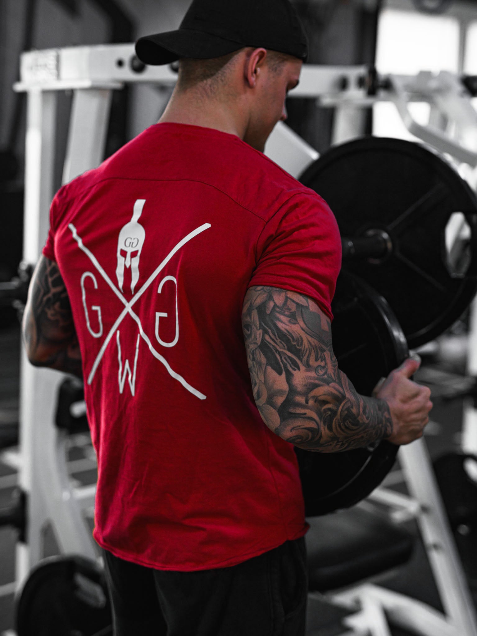 Herren Gym T-Shirt in Rot – atmungsaktives und strapazierfähiges Baumwollshirt mit weissem Logo, ideal für Workouts und lässige Freizeitlooks.