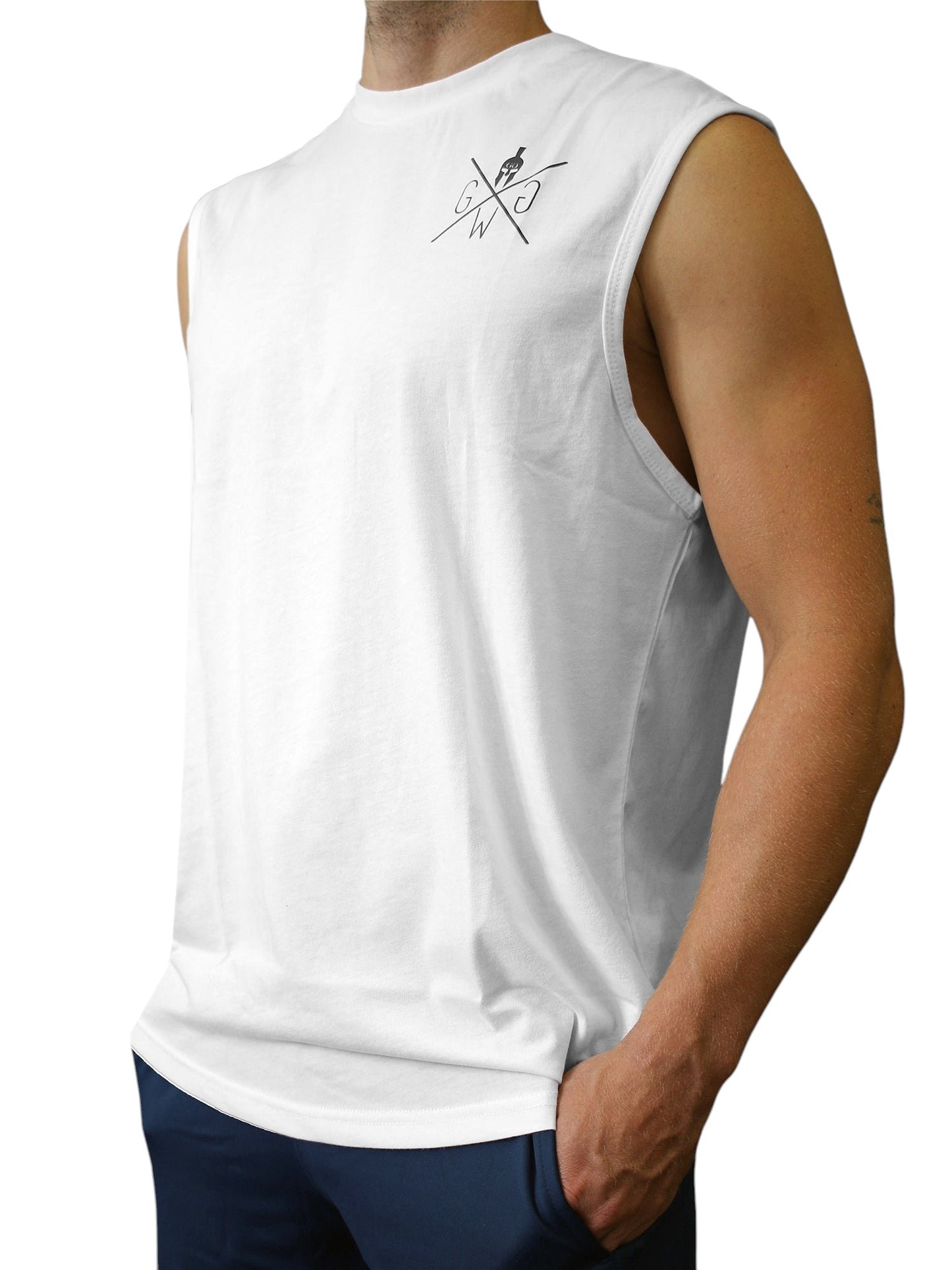 Sport Tank Top Weiß – Locker geschnittenes Herren Tank Top aus hochwertigem Material, ideal für intensive Workouts und sommerliche Freizeitlooks.