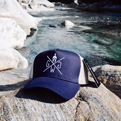 Stylisches Gym Generation Trucker Cap in Navy Blau mit atmungsaktivem Mesh und präzisem Warrior-Logo-Stick, perfekt für Herren. Fotografiert im Verzasca Tal im Kanton Tessin an einem herrlichen Sommertag.