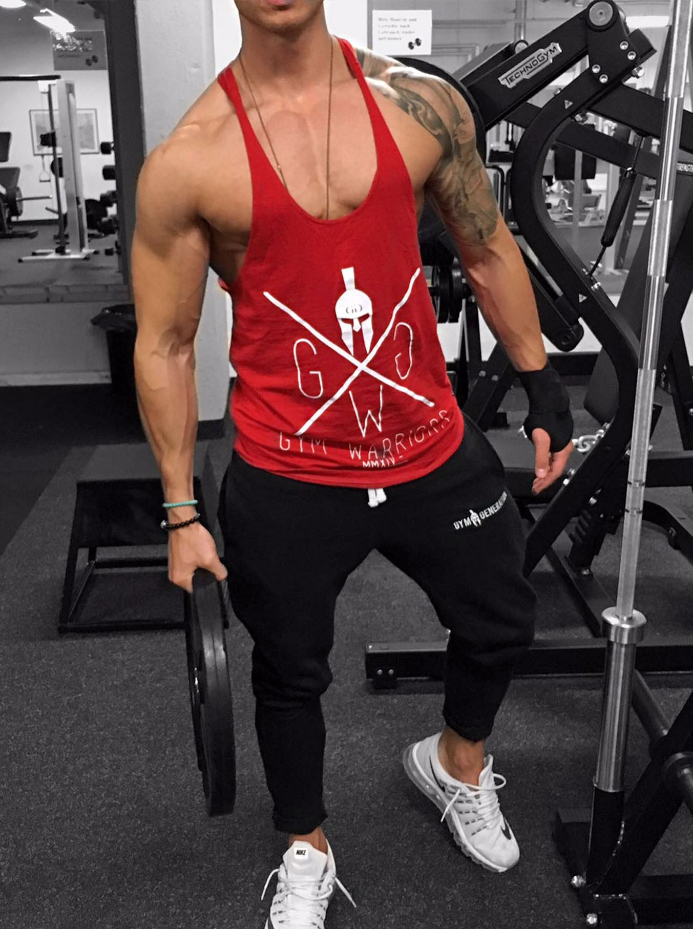 Stylisches rotes Stringer Tank Top für Herren mit auffälligem weißen Gym Warriors Logo – Perfekt für das Fitnessstudio