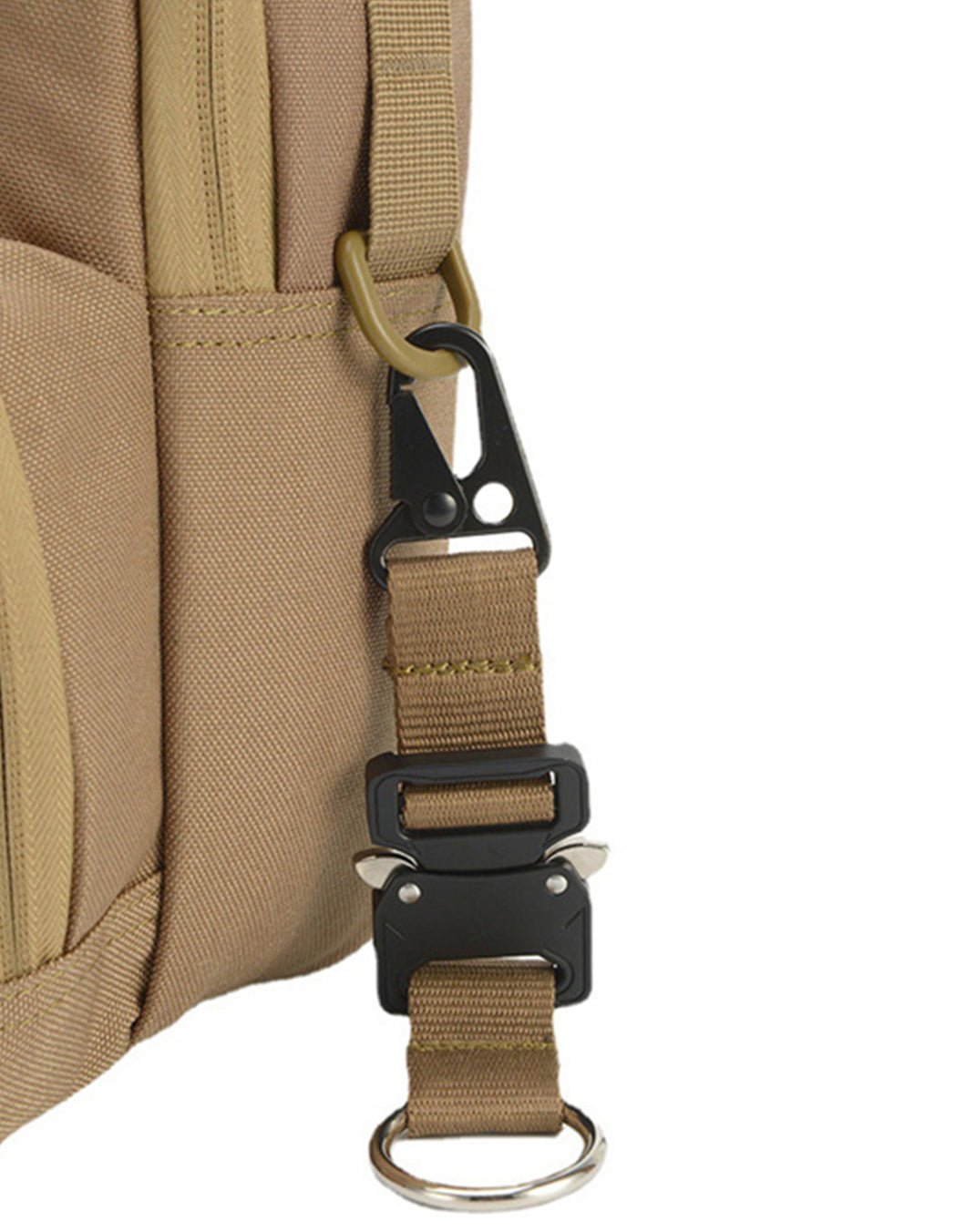 Karabiner Anhänger mit Schnellverschluss in Beige von Gym Generation – Detailansicht von Gurtband, Metallschnalle und Karabinerhaken