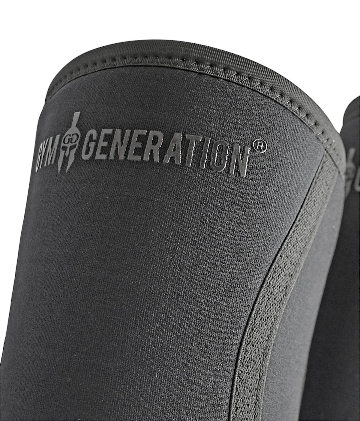 Nahaufnahme der 7 mm Neopren Kniebandage mit Gym Generation Logo in Schwarz auf schwarzem Material