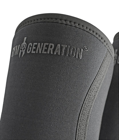 Nahaufnahme der 7 mm Neopren Kniebandage mit Gym Generation Logo in Schwarz auf schwarzem Material