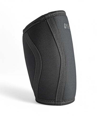 Kniebandagen Kraftsport in Schrägansicht, 7 mm Neopren mit konturierter Formnaht und Seitenpanel