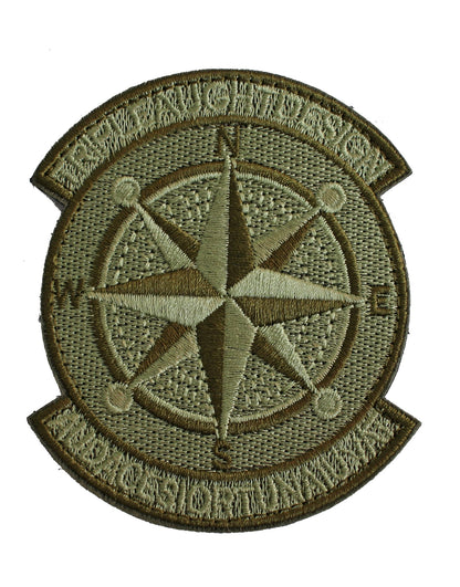 Kompassrose-Patch in Olivgrün mit detaillierter Stickerei und Schriftzug – symbolisiert Orientierung und Abenteuerlust, ideal für Outdoor-Ausrüstung, Kleidung und Accessoires.