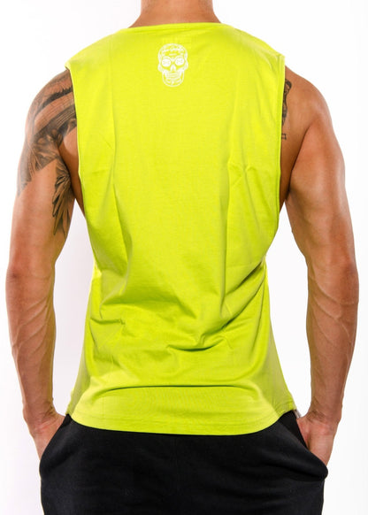 Rückansicht eines muskulösen Mannes in einem neon-gelben Tanktop von Gym Generation mit kleinem Totenkopf-Logo im Nackenbereich kombiniert mit schwarzen Freizeithosen sportliche Sommermode für Herren