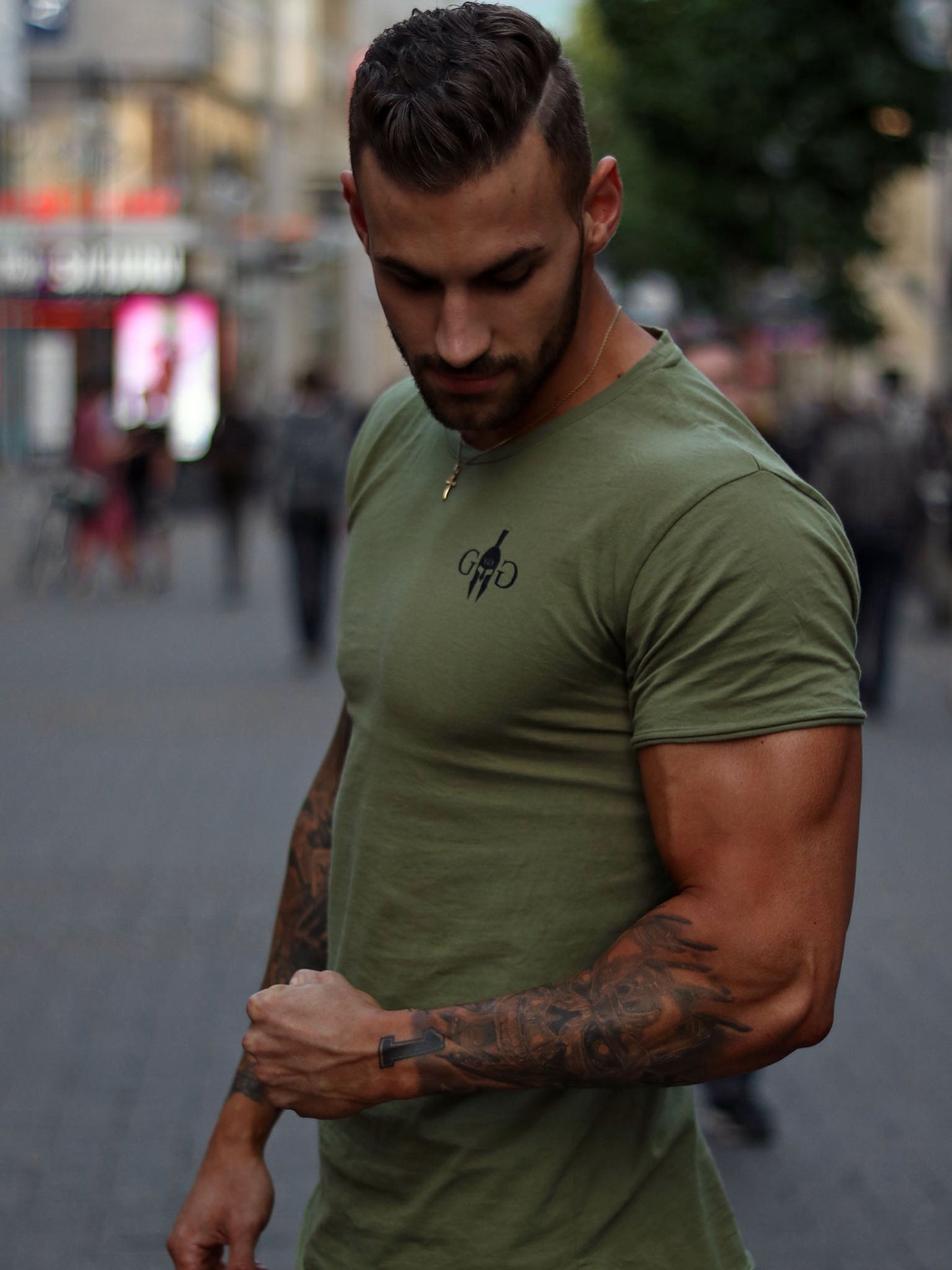 Bequemer und schlanker Schnitt des Olive-Gym Generation T-Shirts, perfekt für Workout und Alltag.