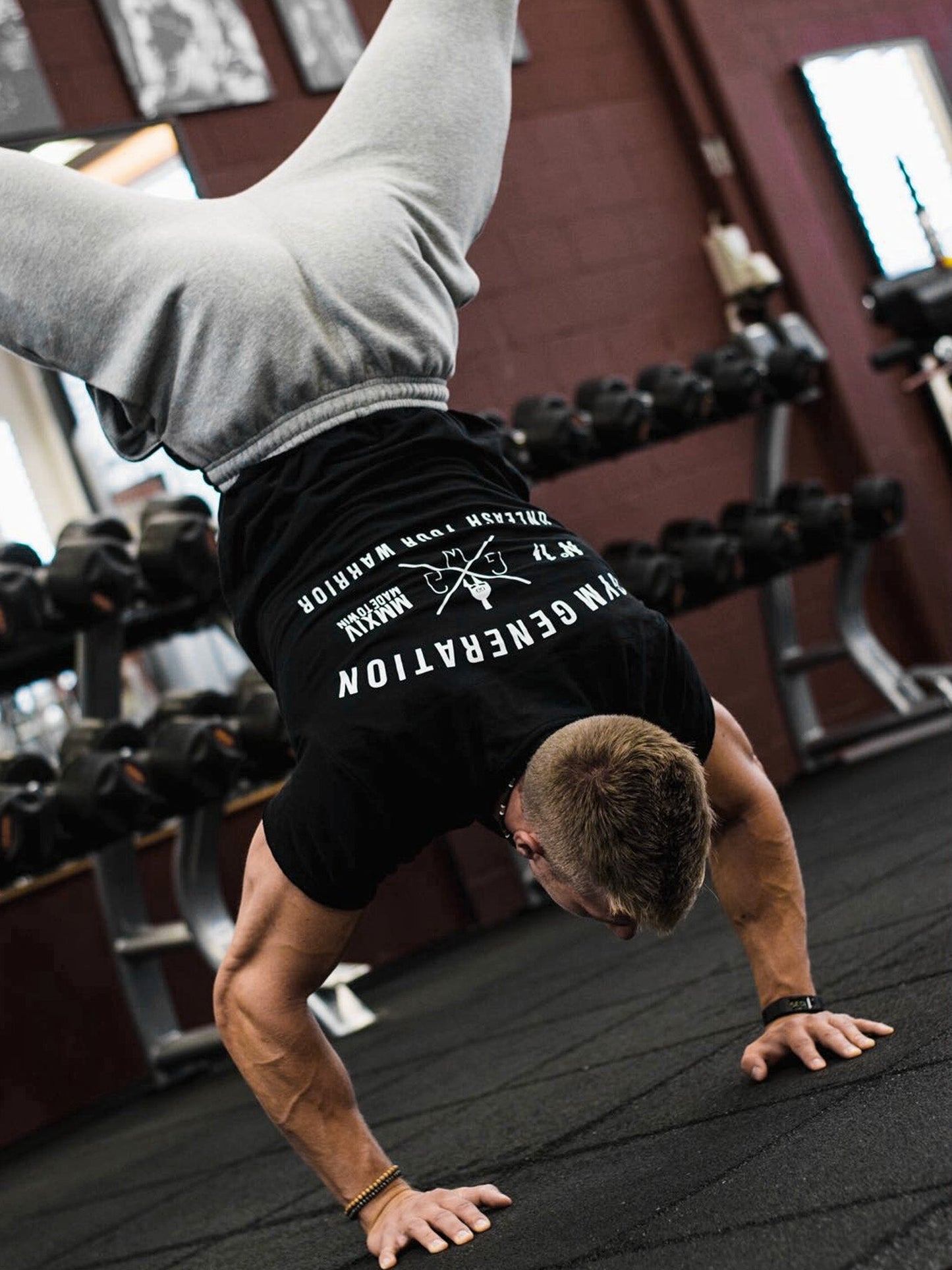 Schwarzes Herren T-Shirt von Gym Generation mit dezentem Spartaner-Logo, ideal für Freizeit und Training.