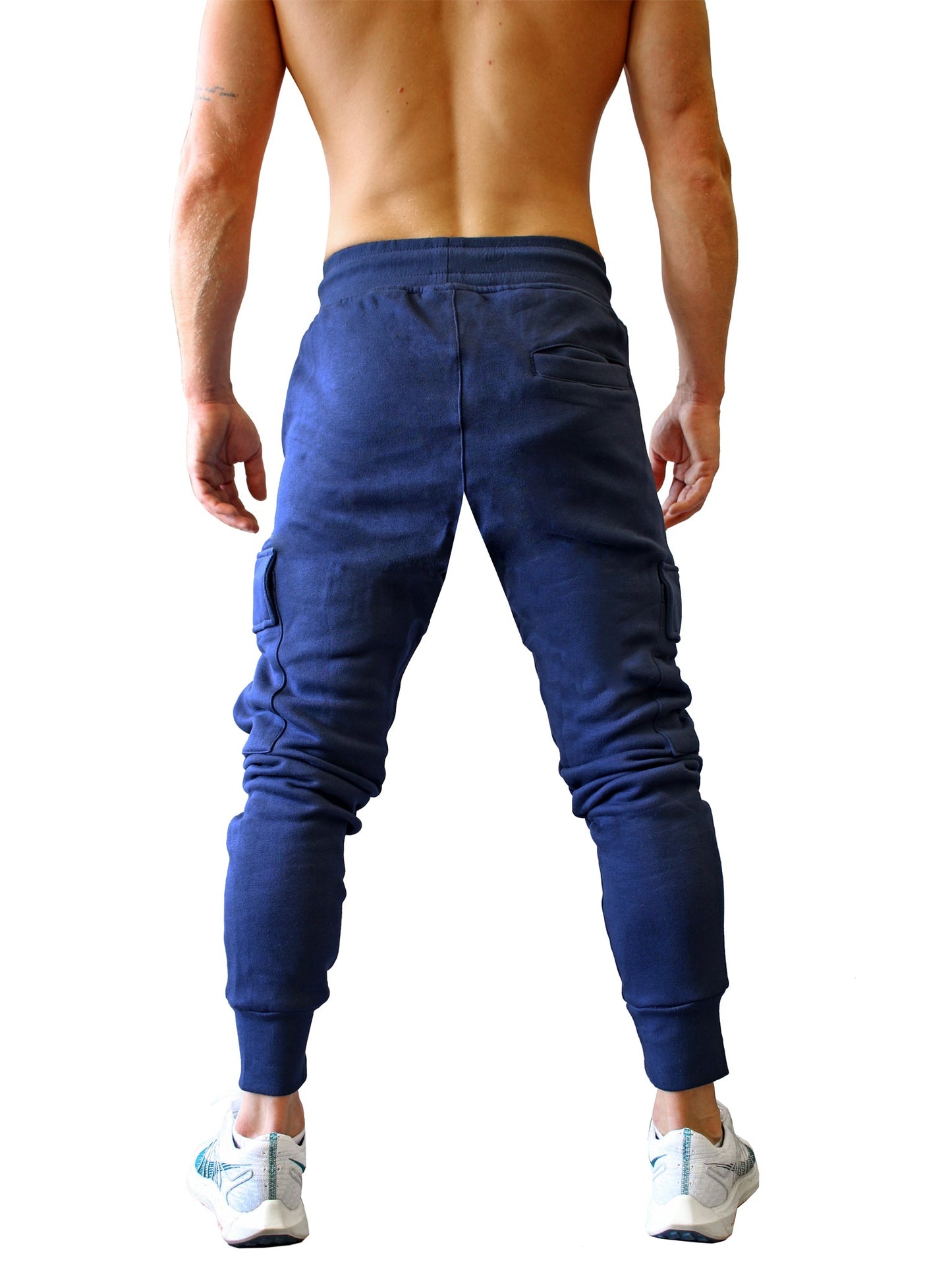 Vielseitige Navy Cargo Gym Pants von Gym Generation, ideal für Gym, Joggen oder Freizeit, kombinierbar mit verschiedenen Outfits.