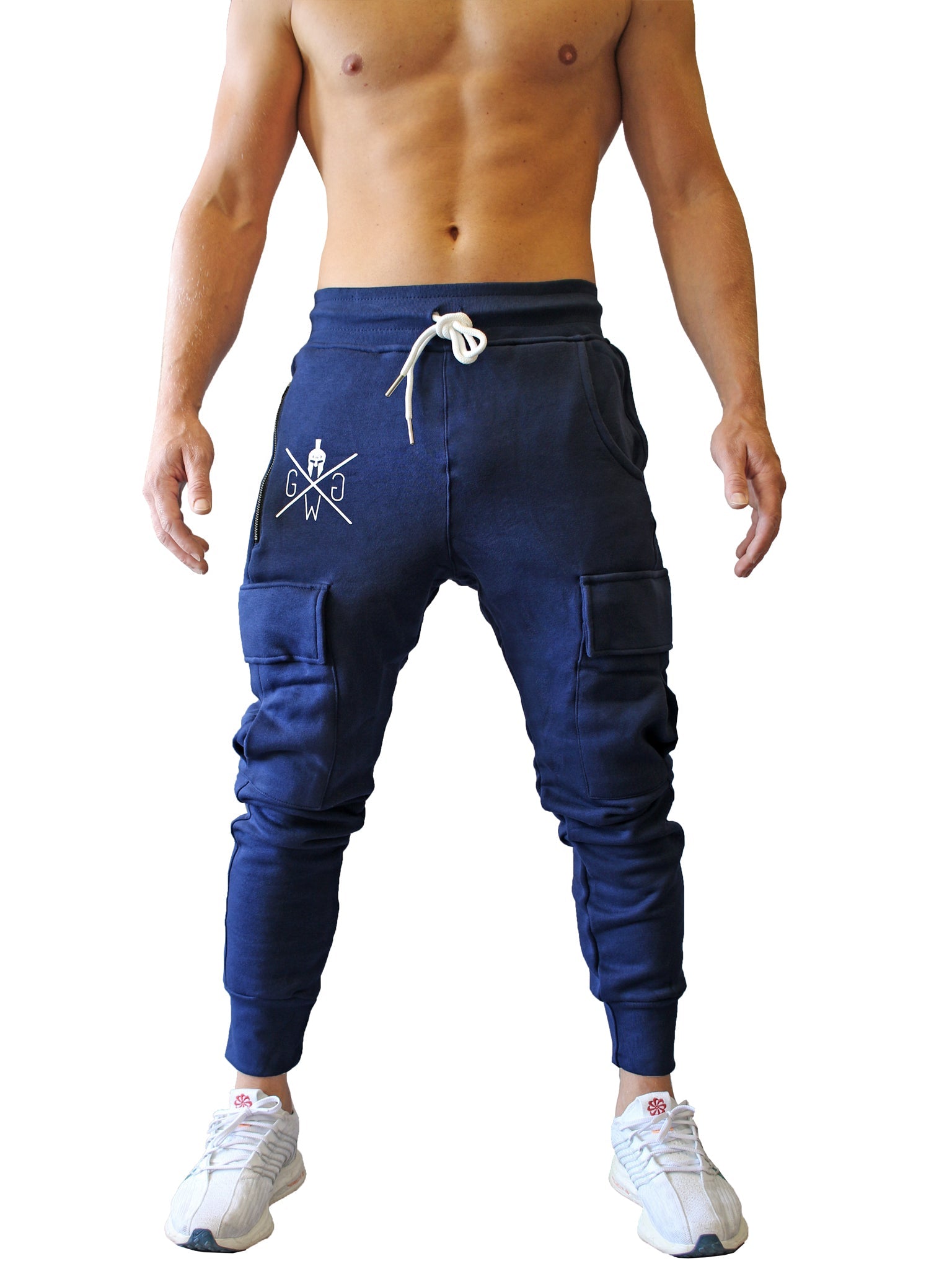 Athletisches Design der Gym Generation Cargo Gym Pants in Navy, mit stilvollem Spartaner-Logo und Saum an den Knöcheln.