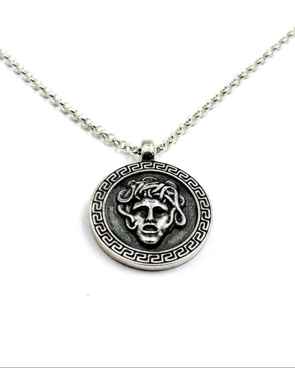 Relict Silberkette mit Medusa Anhänger – Symbol für Stärke und Widerstandskraft, handgefertigt in der Schweiz aus 925er Silber mit griechischen Designmotiven.