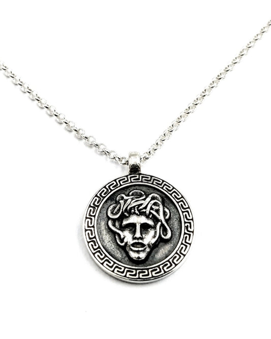 Silberkette mit Medusa Medaillon von Relict Luxury – kunstvoll gestalteter Anhänger aus 925er Sterling Silber, inspiriert von griechischer Mythologie und Symbol für Stärke und Mystik.