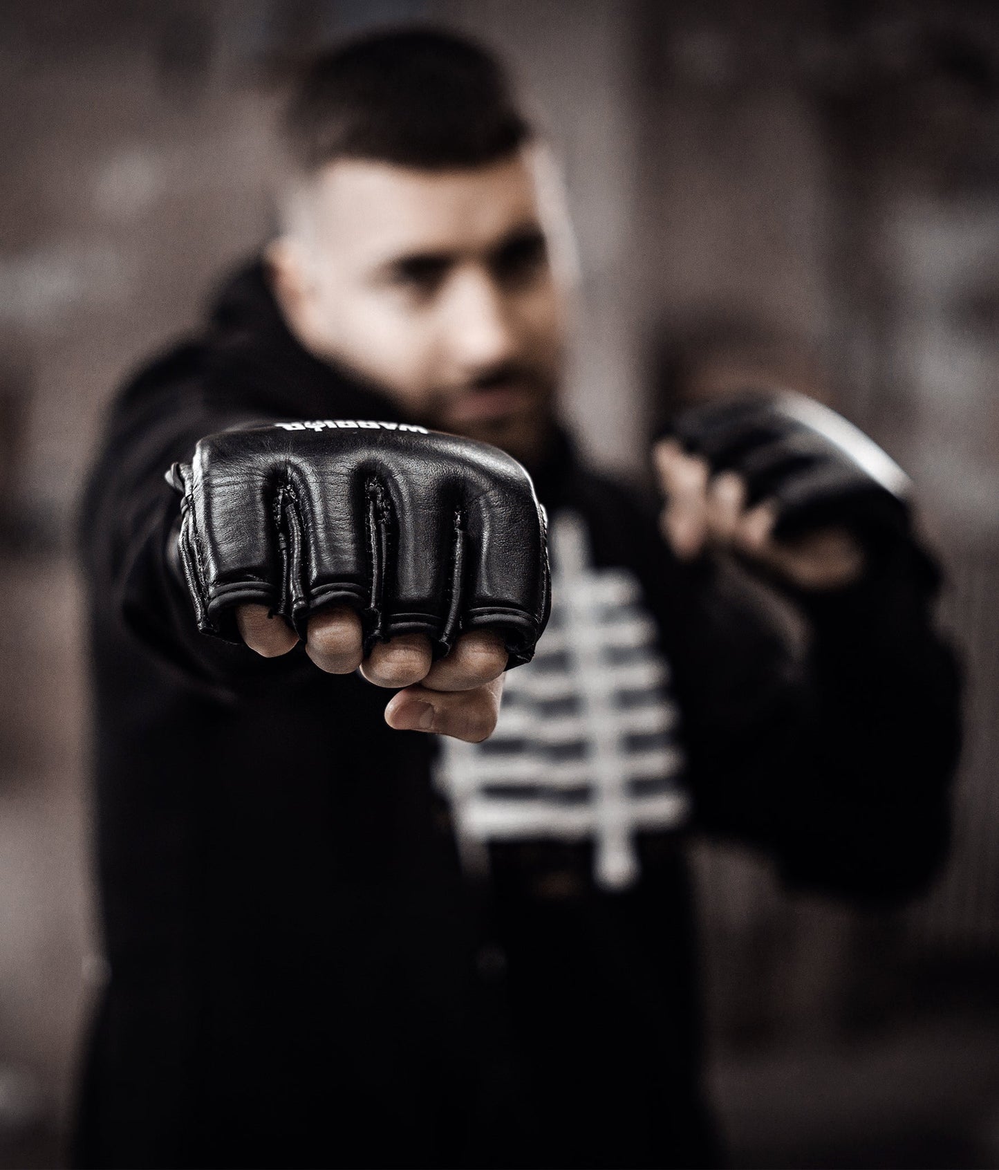 Langlebige Boxhandschuhe aus strapazierfähigem Rindsleder, perfekt für Sandsacktraining.