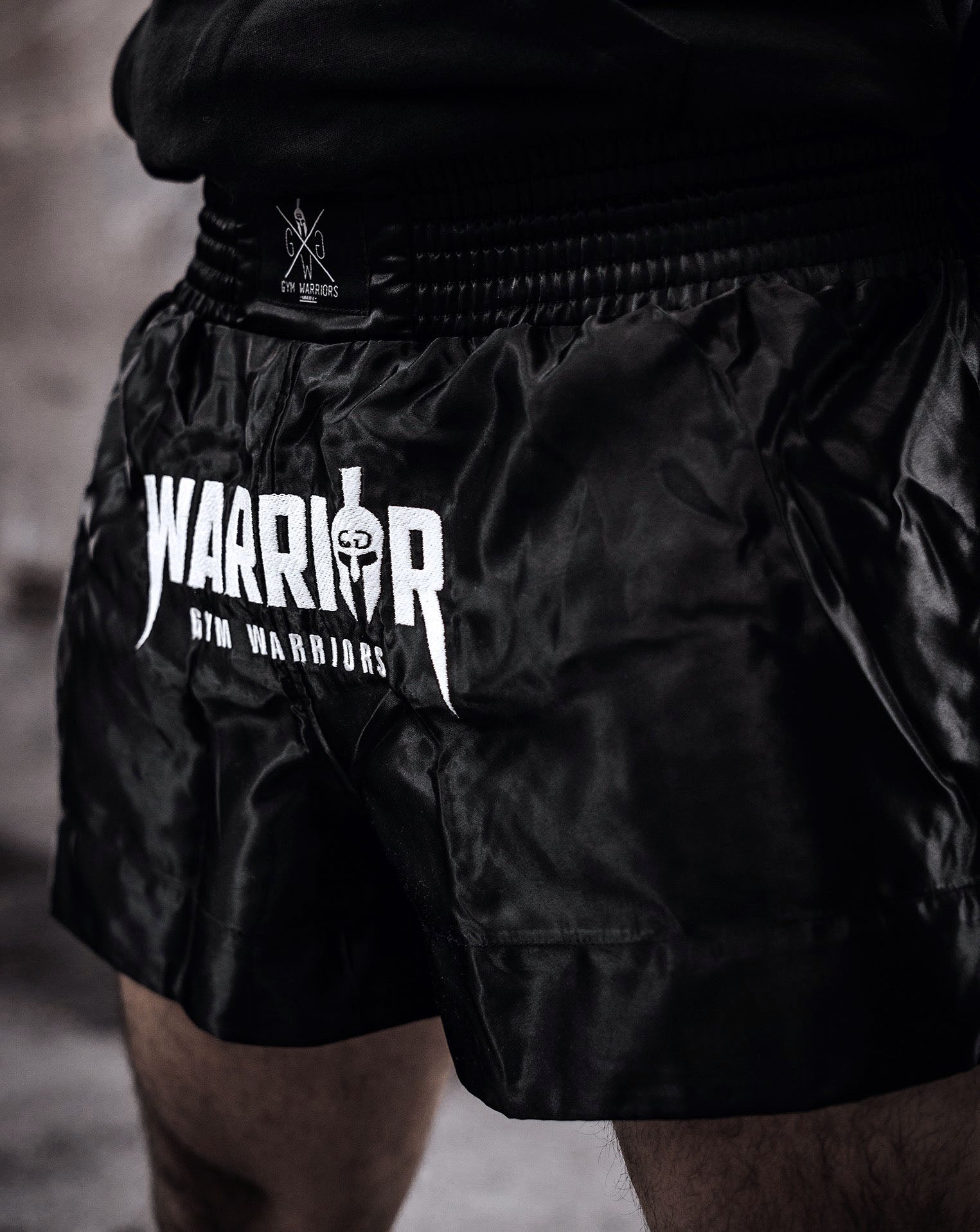 Muay Thai Shorts in klassischem Schwarz von Gym Generation, aus robustem und langlebigem Material für intensives Training.