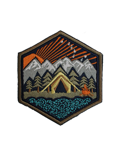 Outdoor-Patch in Hexagon-Form mit Bergen, Wald, Zelt und Lagerfeuer – hochwertig gestickt, ideal für Kleidung, Rucksäcke und Camping-Ausrüstung.