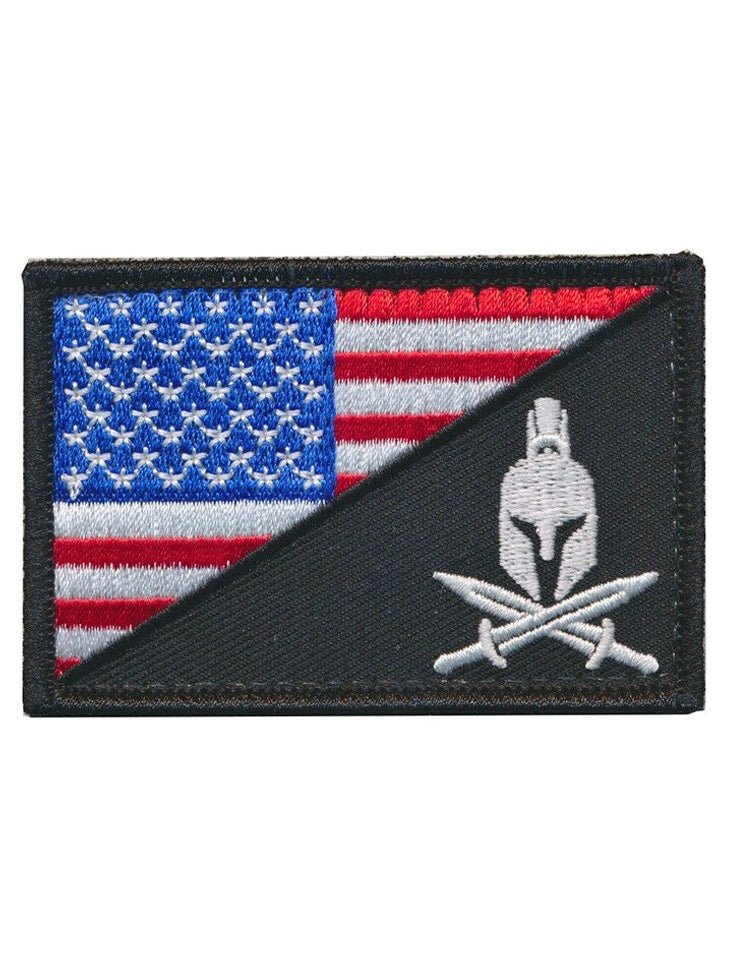 USA-Flagge Patch mit Spartaner Helm und gekreuzten Schwertern – einzigartiges Design in Blau, Rot und Schwarz, ideal für taktische Ausrüstung und Fans amerikanischer Symbolik.