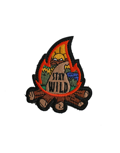 Stay Wild Campfire Patch von Gym Generation – ein detailreiches Design mit Lagerfeuer-Motiv, perfekt für Abenteurer und Outdoor-Liebhaber. Mit praktischem Klettverschluss für flexiblen Einsatz.