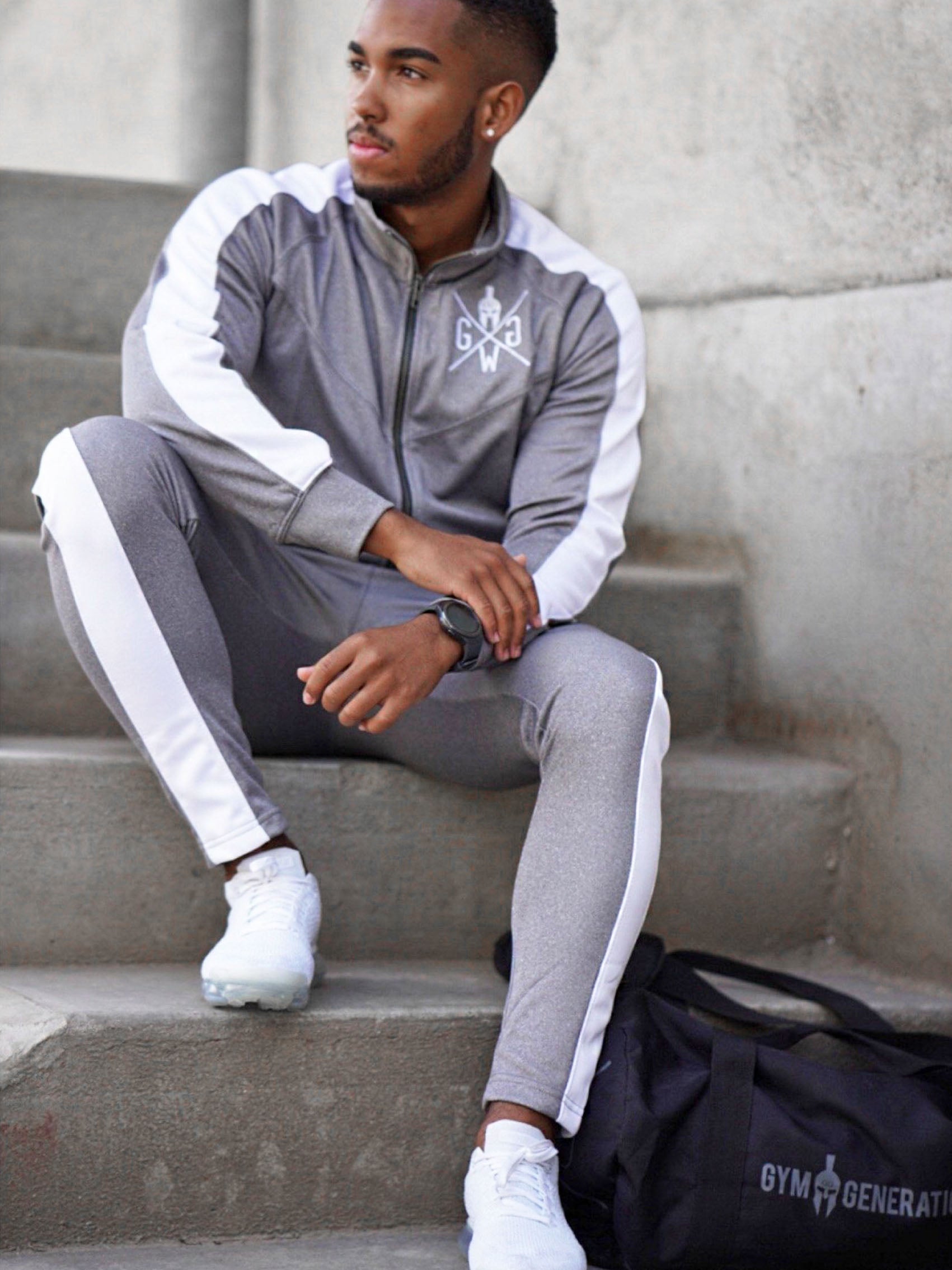 Hochwertige graue Sporthose für Herren mit trendigen Seitenstreifen und sicherem Kordelzug