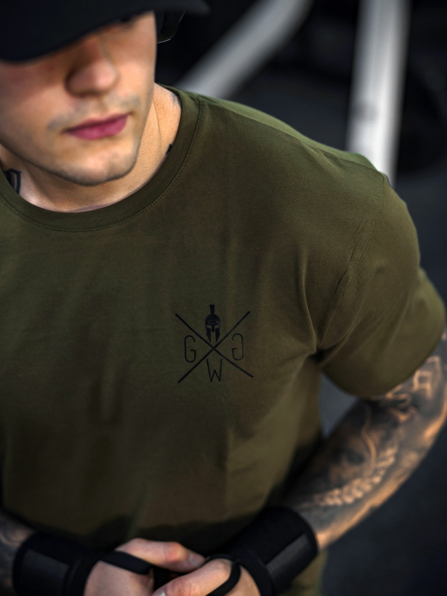 Vielseitiges und bequemes Warrior Gym T-Shirt in Olive, perfekt für das Fitnessstudio und den Alltag.