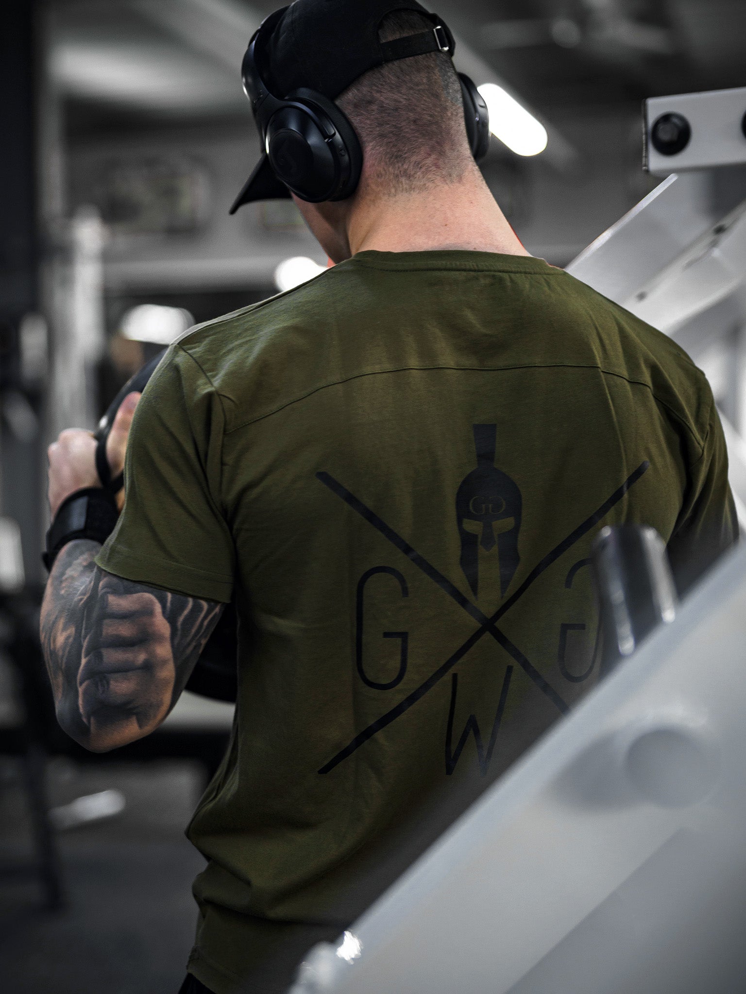 Sportliches olivgrünes Gym T-Shirt Warrior von Gym Generation, zeigt deine Leidenschaft für Training und Stil.