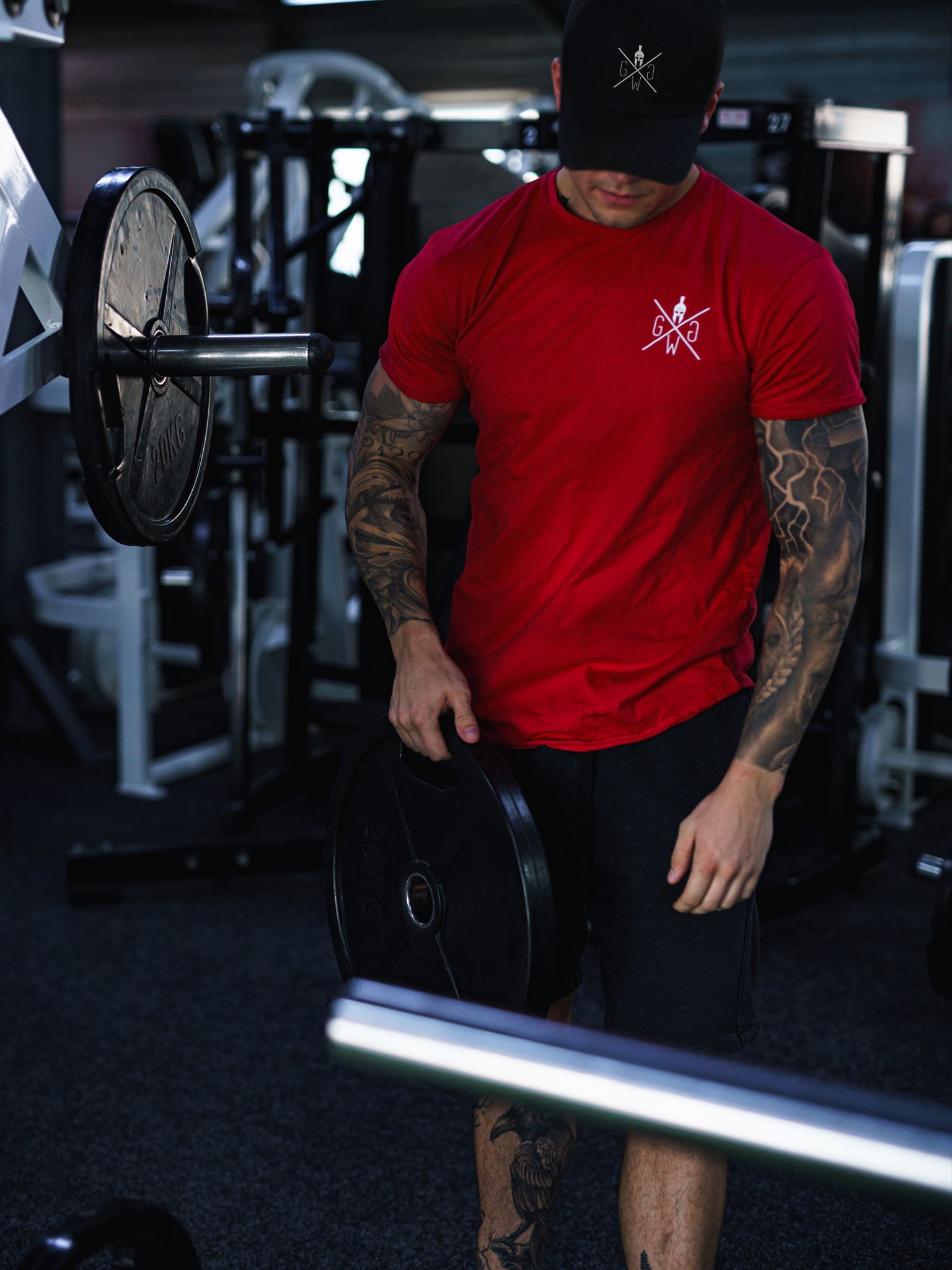 Hochwertiges rotes Herren T-Shirt von Gym Generation, kombiniert Komfort und Stil für Fitness und Freizeit.