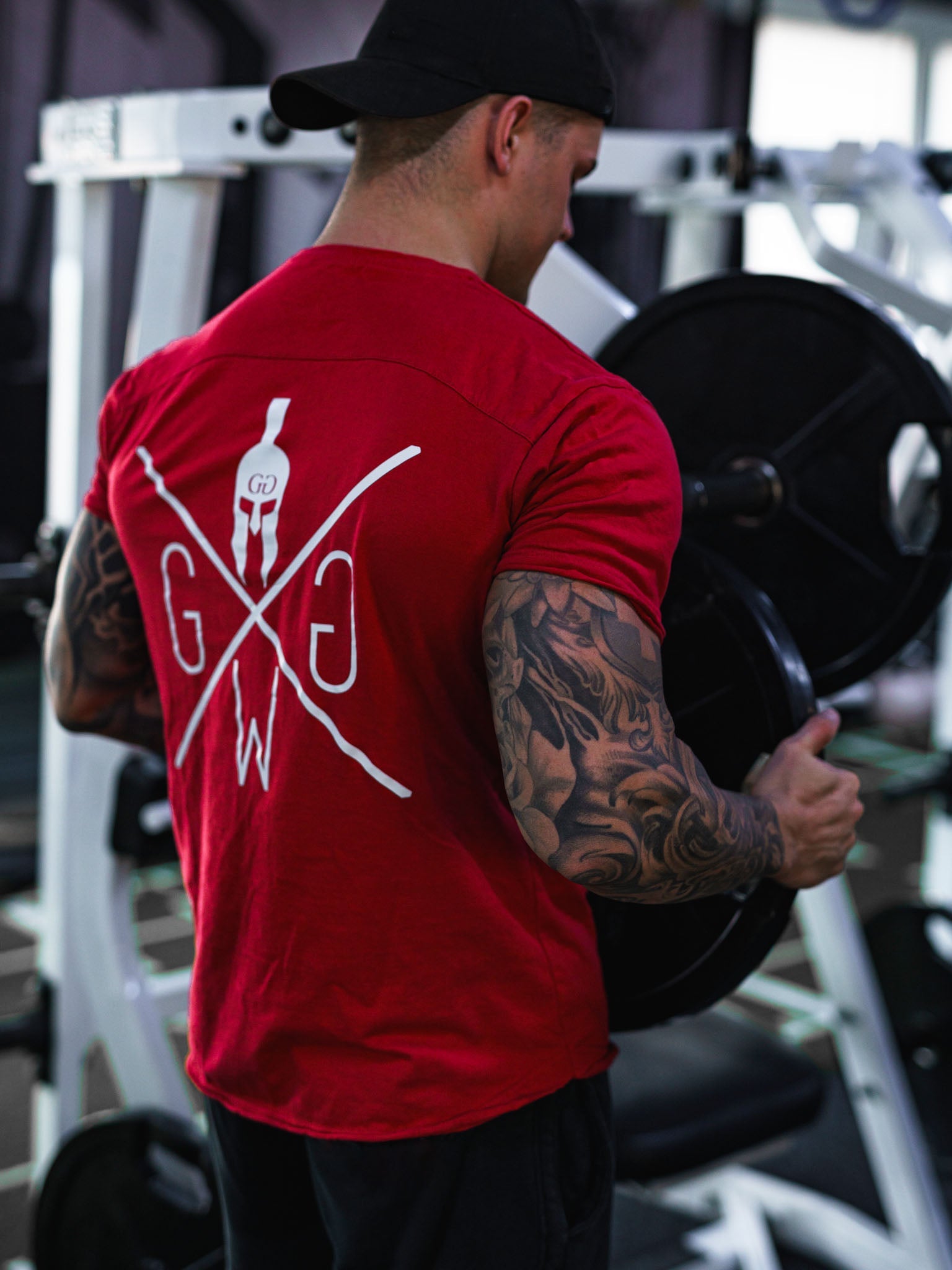 Bequemes rotes Gym T-Shirt mit gerollten Ärmeln und abgerundetem Saum, perfekt für sportliche Aktivitäten und Alltag.