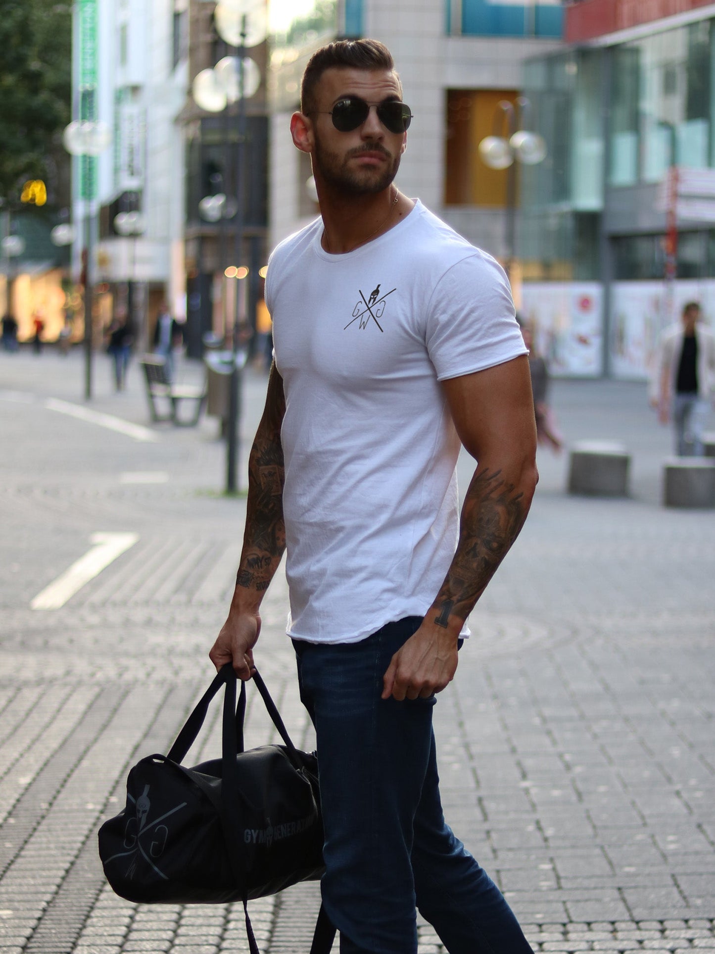 Stilvolles und komfortables weißes Herren T-Shirt von Gym Generation, perfekt für das Training.