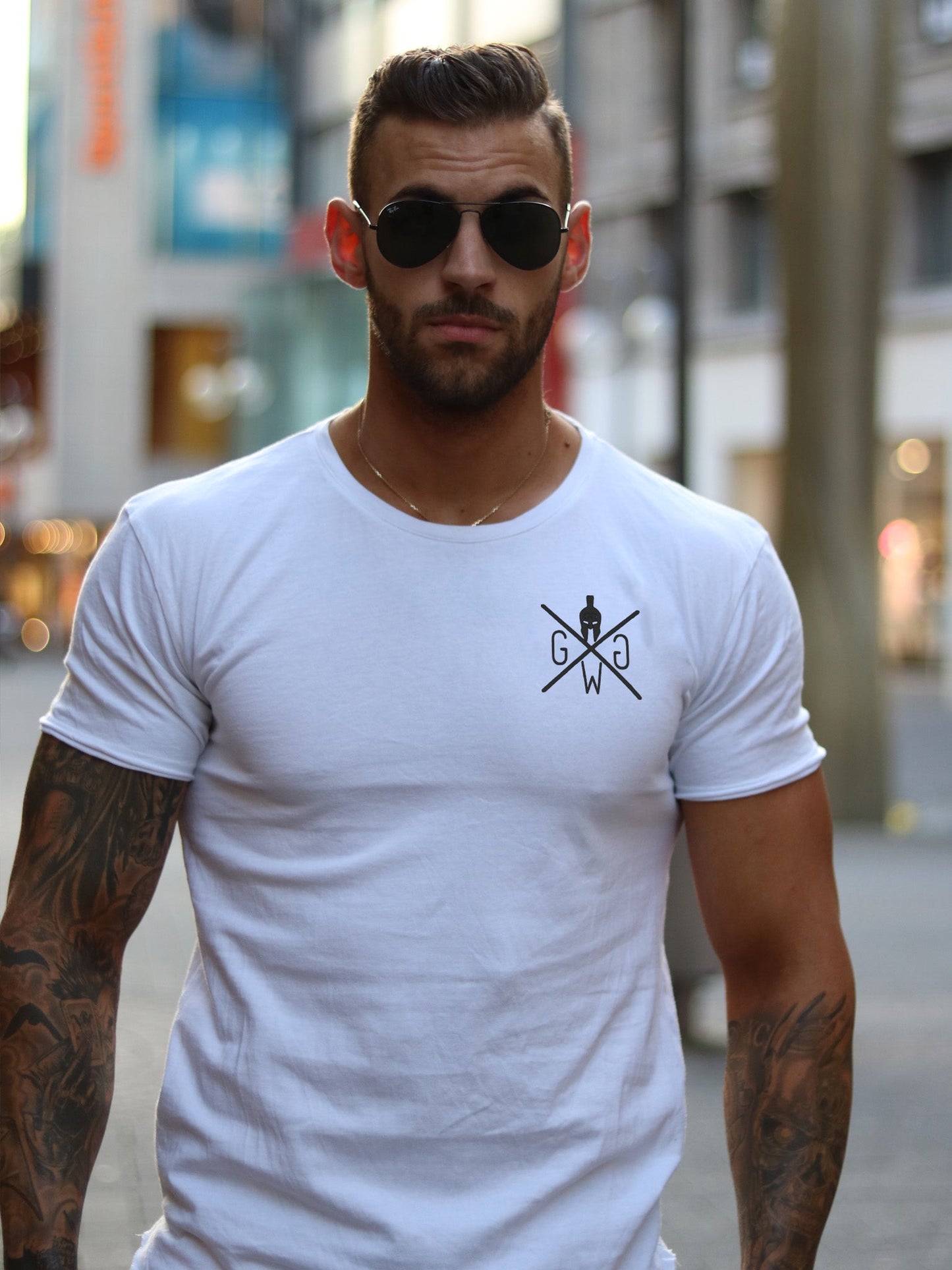 Gym Generation weißes Fitness T-Shirt mit Spartaner Logo, ideal für stilbewusste Männer.