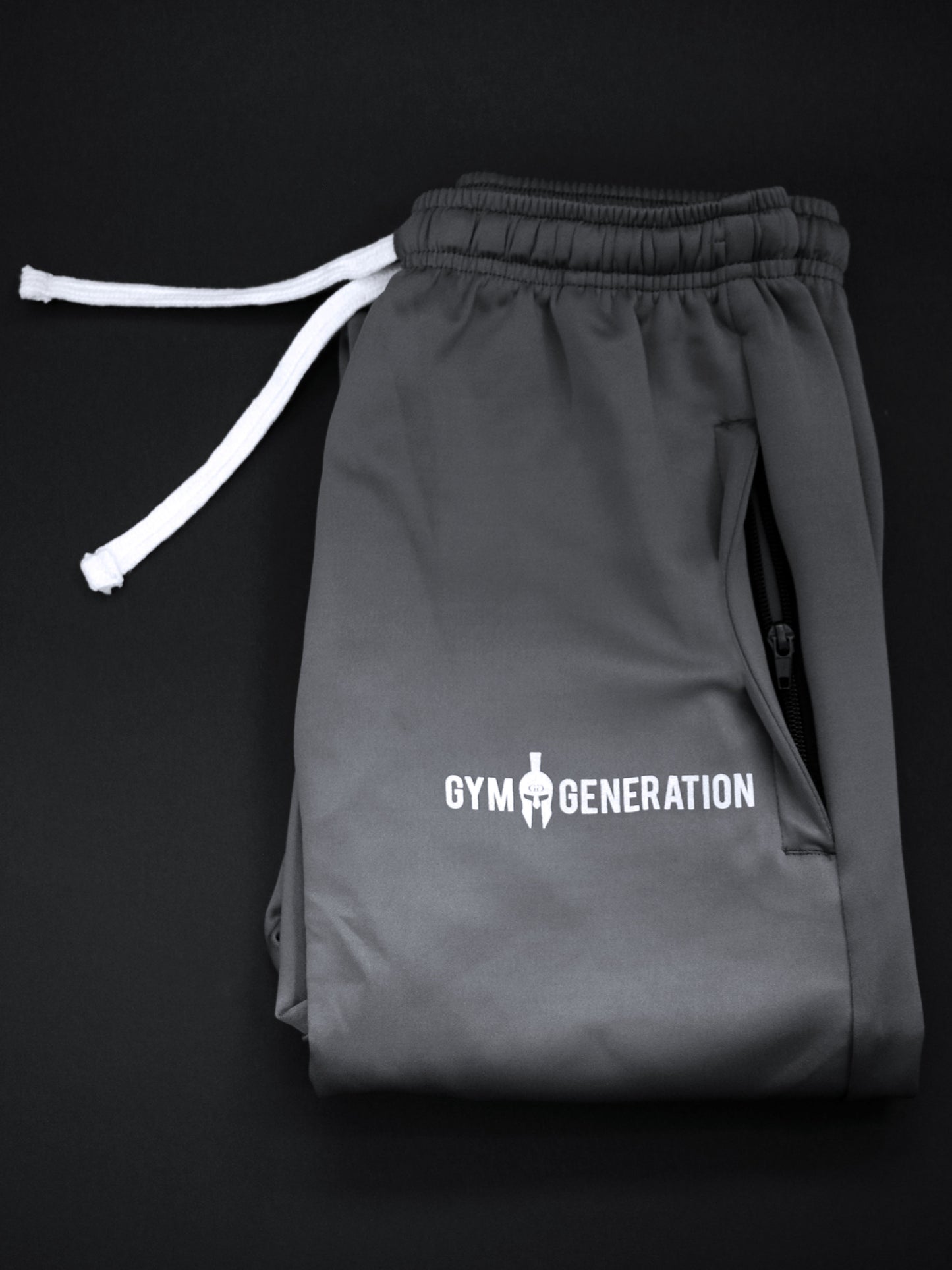 Gym Generation Trainer Pants in Grau, die ultimativen Komfort und Stil für jedes Workout bieten.