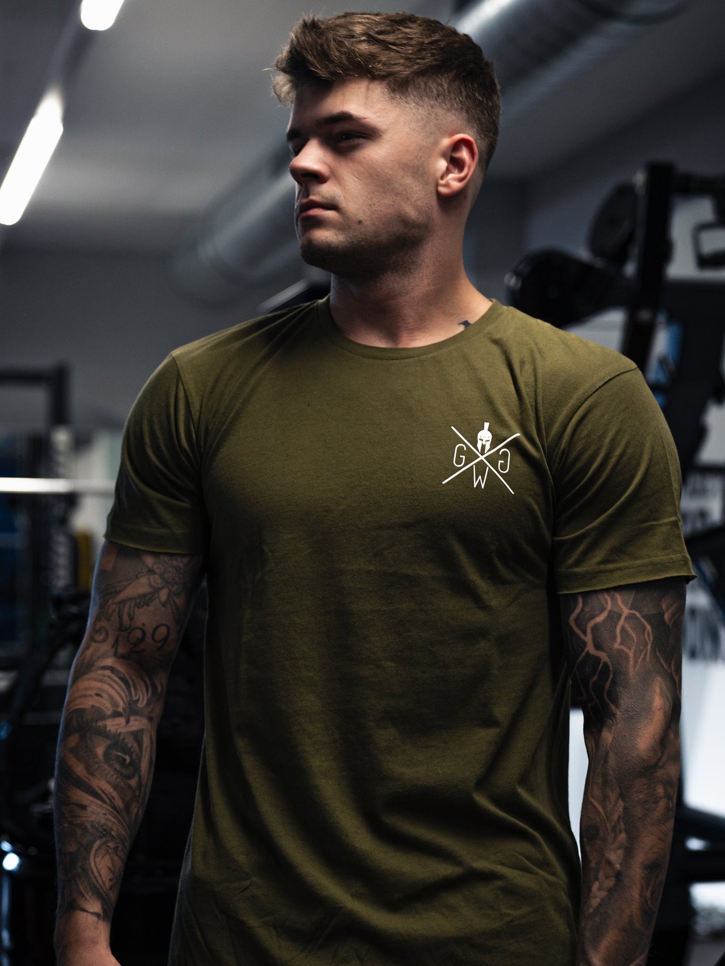 Gym Generation Valhalla T-Shirt in Olive mit gerollten Ärmeln und abgerundetem Saum für stilbewusste Männer.