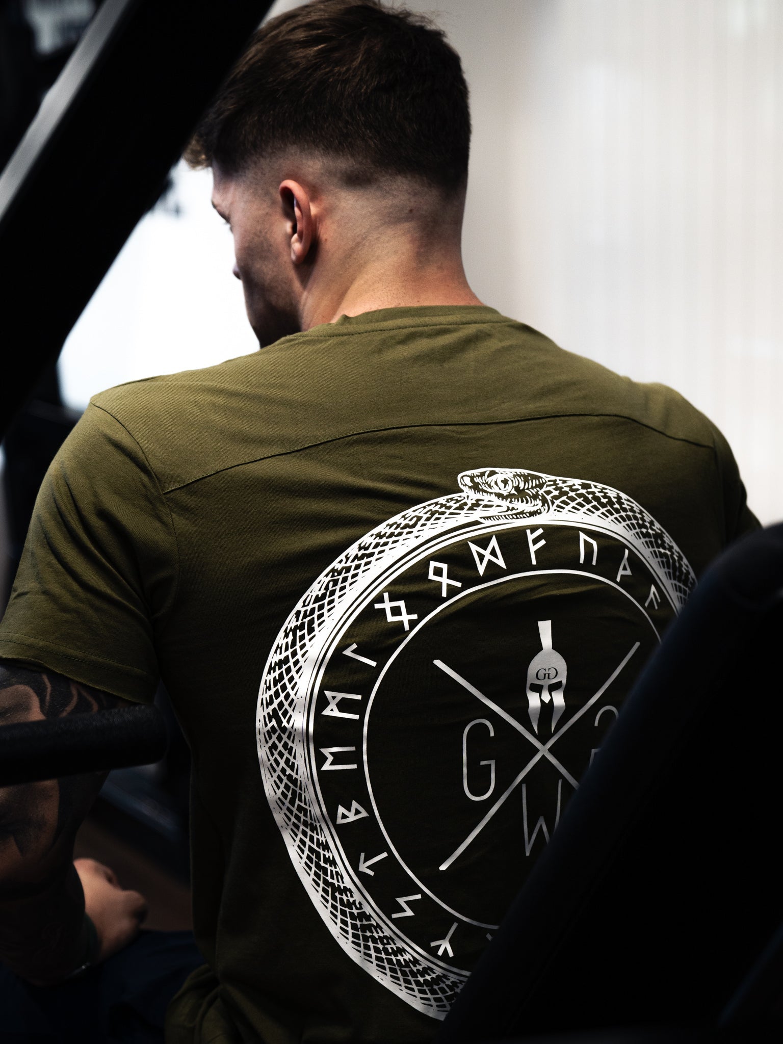 Olivgrünes Valhalla T-Shirt von Gym Generation mit ikonischem Spartaner-Logo für Herren.