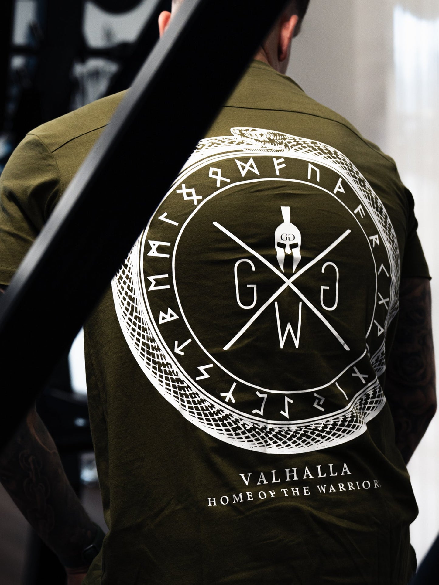 Gym Generation Valhalla T-Shirt in Olivgrün mit gerollten Ärmeln und abgerundetem Saum für stilbewusste Männer.